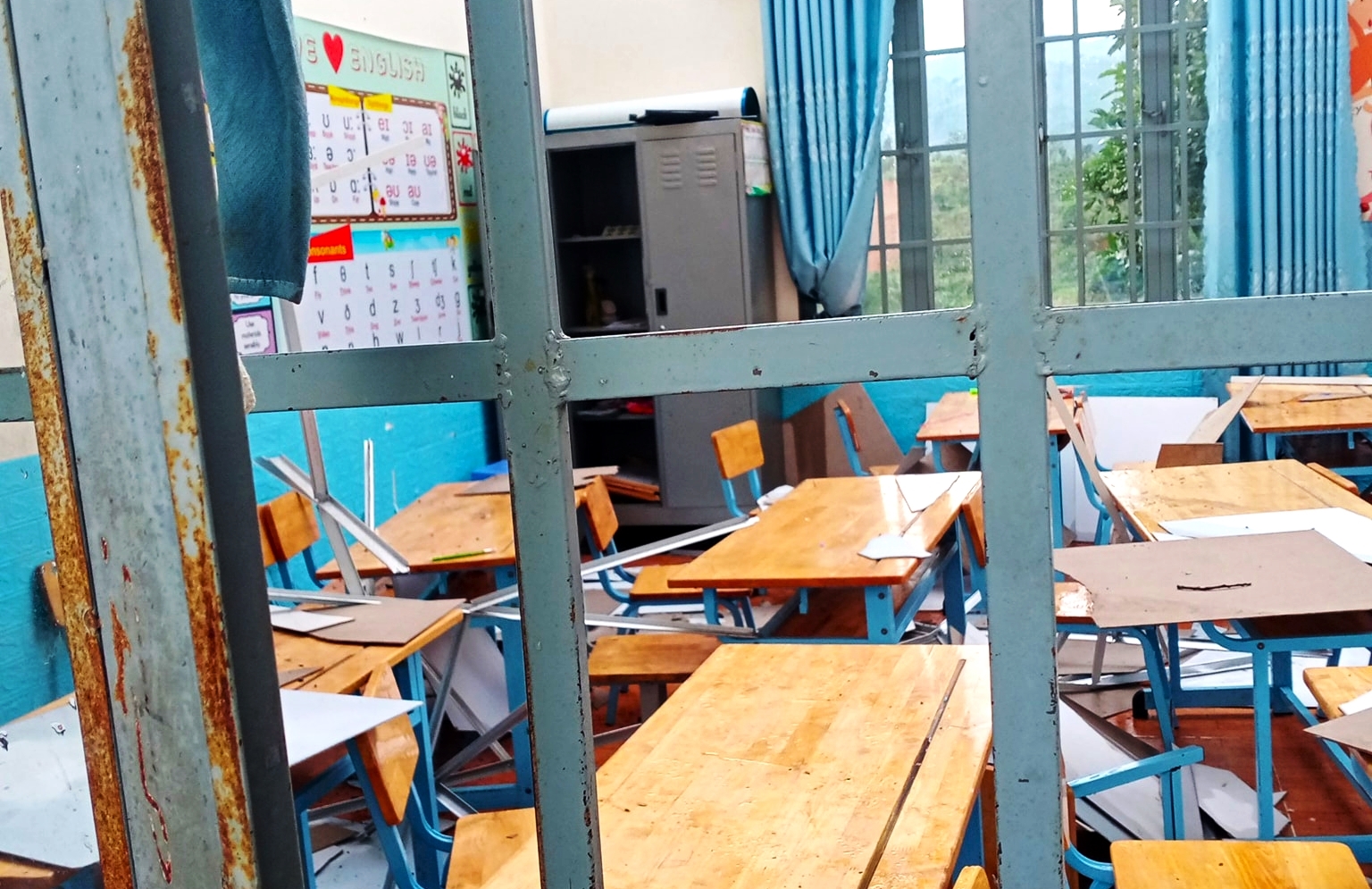 Lốc xoáy khủng khiếp làm tốc mái 2 phòng học, 3 học sinh bị thương - Ảnh 1.