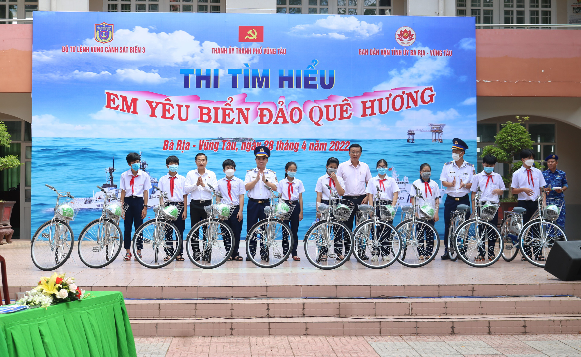 Cờ Tổ quốc, túi thuốc, bồn nước ngọt... đến tay ngư dân ở TP Vũng Tàu - Ảnh 5.