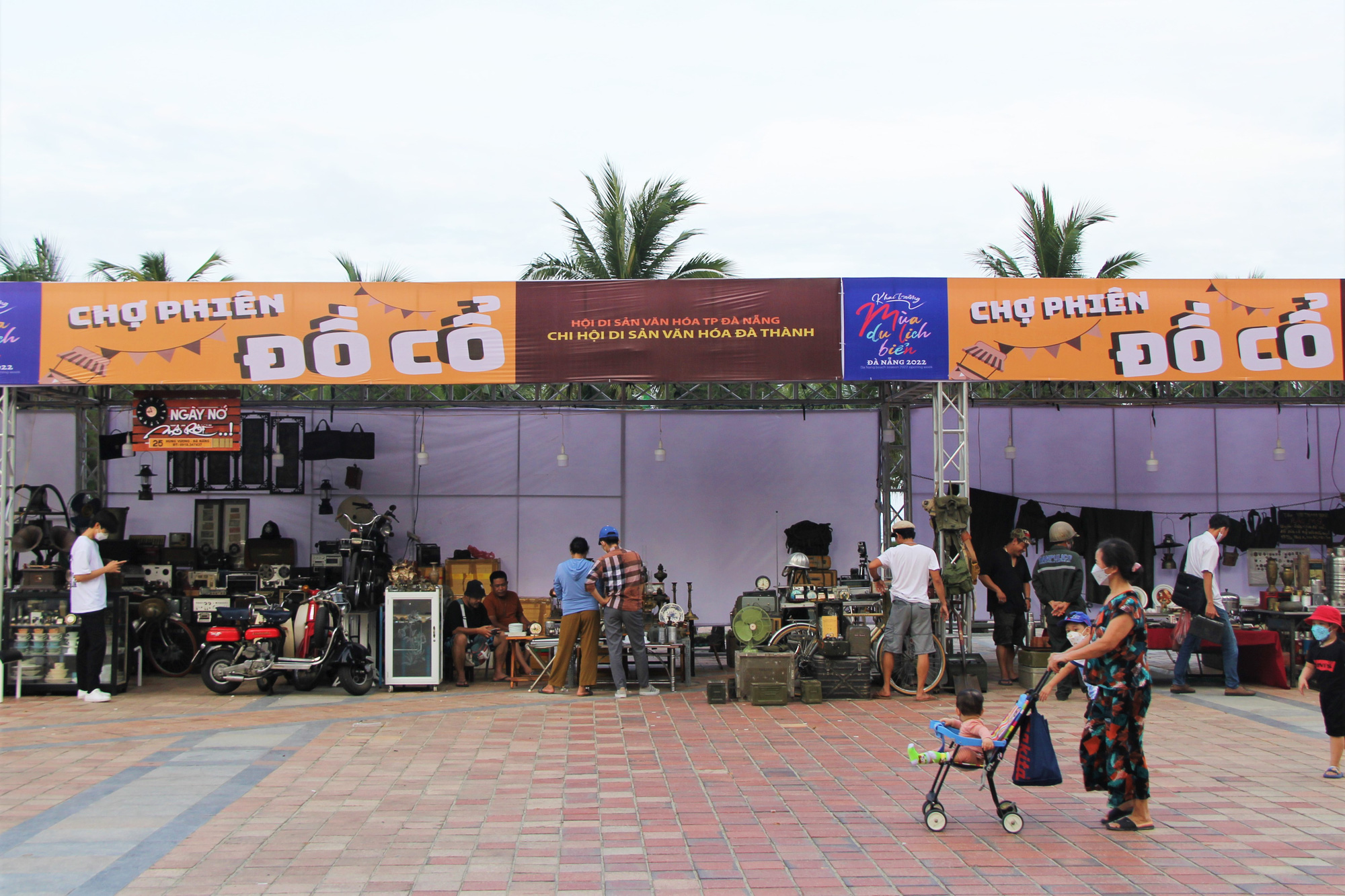 Bãi biển Đà Nẵng đông đúc chiều 29-4, vũ trường được hoạt động lại - Ảnh 15.