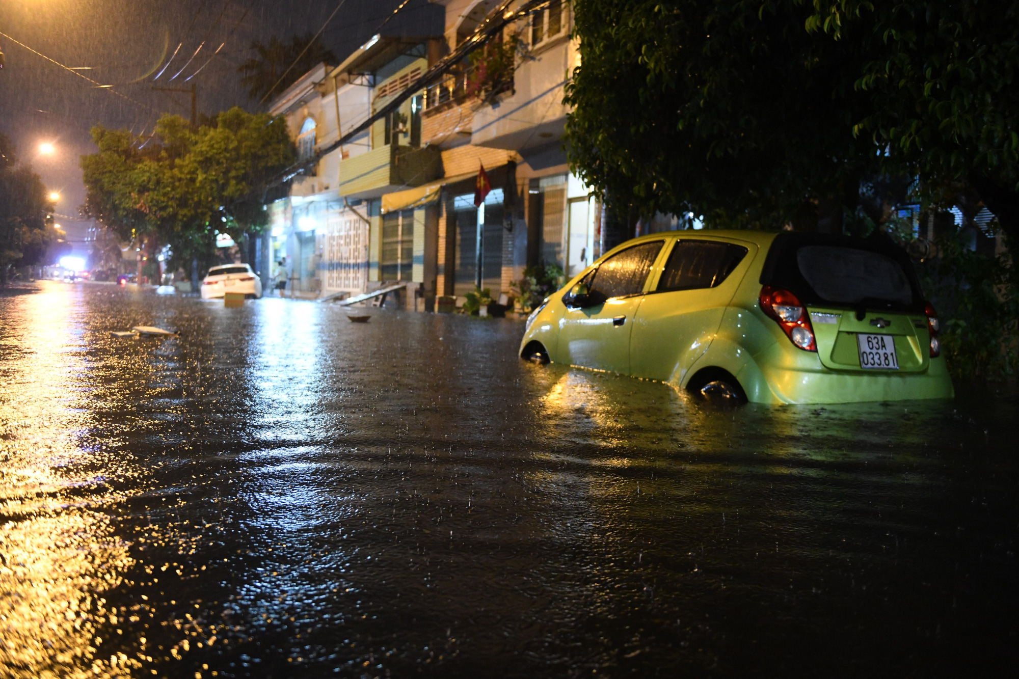 Mưa lớn kéo dài, khuya 29-4, nhiều nơi ở TP HCM còn ngập sâu - Ảnh 3.