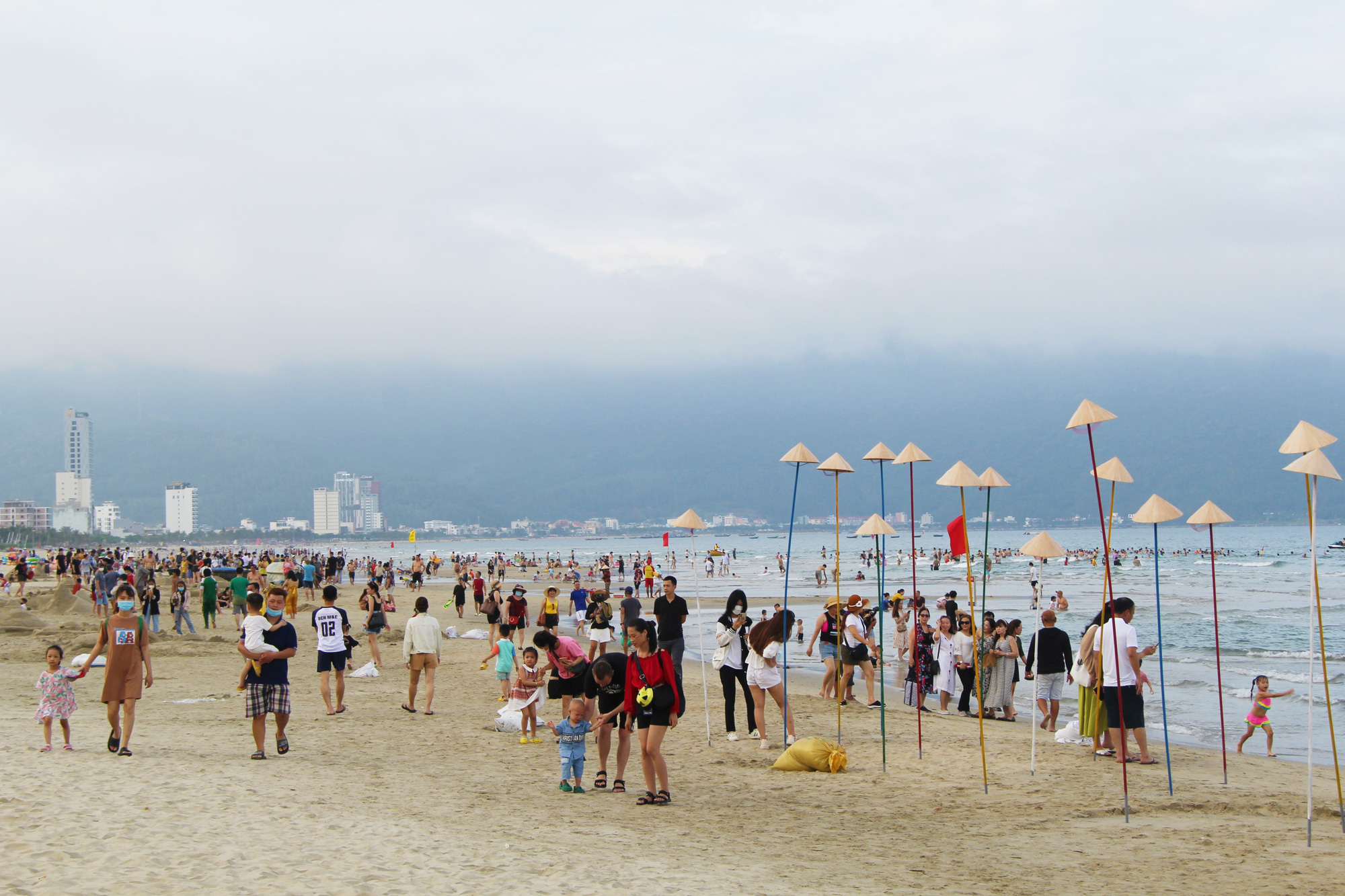 Bãi biển Đà Nẵng đông đúc chiều 29-4, vũ trường được hoạt động lại - Ảnh 2.