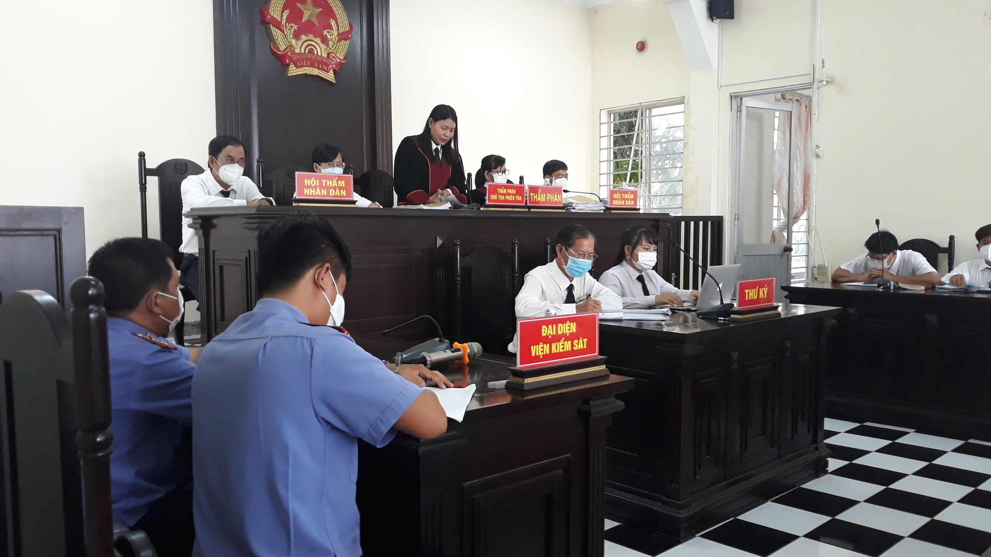 Trả hồ sơ điều tra bổ sung vụ án vợ thượng tá biên phòng buôn lậu - Ảnh 2. Trả hồ sơ điều tra bổ sung vụ án vợ thượng tá biên phòng buôn lậu - Ảnh 2.