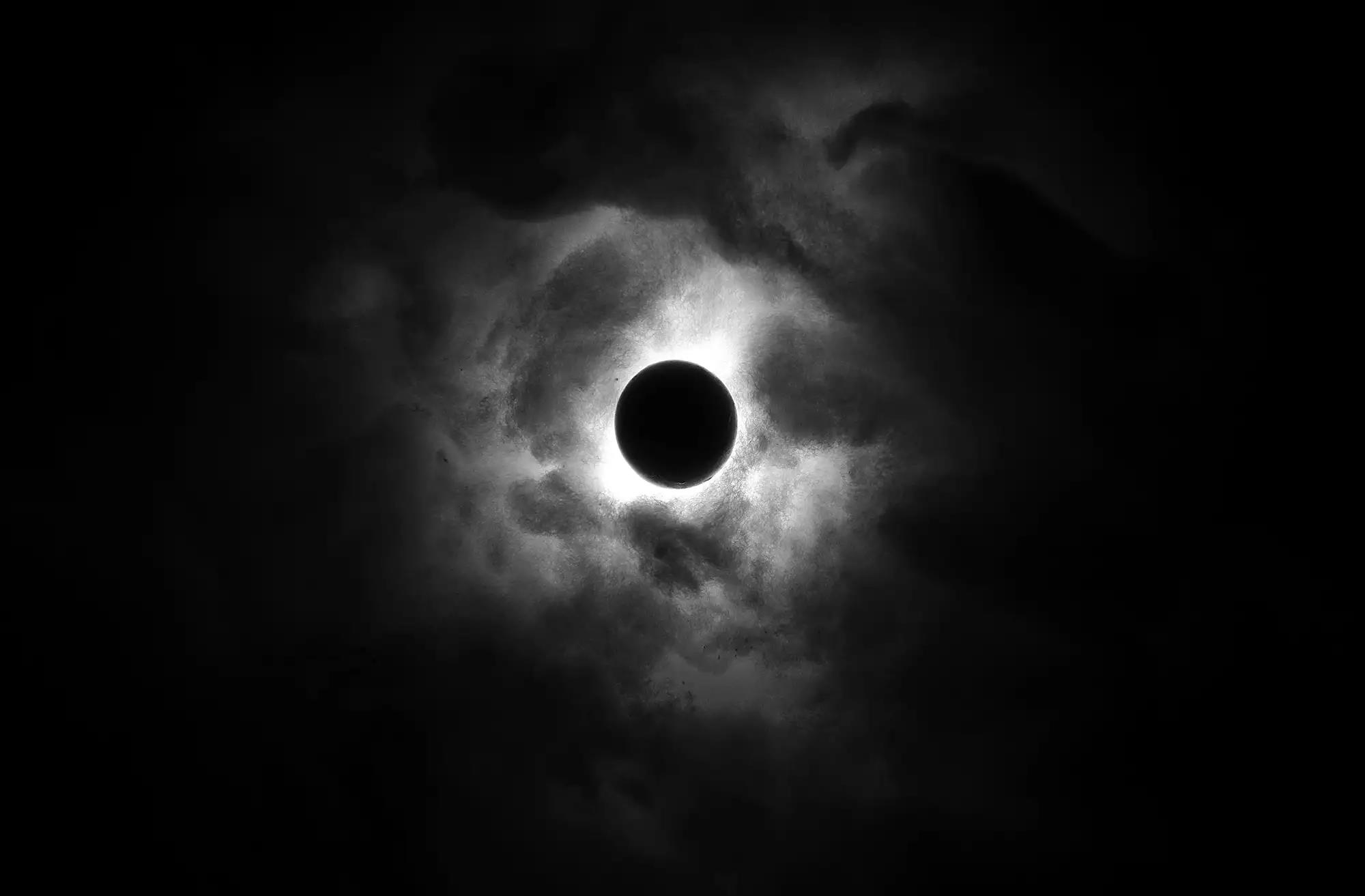 Mặt trăng đen ẩn chứa những bí mật kì bí và thú vị mà không phải ai cũng biết đến. Hãy cùng tham gia đón nhận những bức ảnh đen trắng tuyệt đẹp về một trong những hiện tượng thiên nhiên huyền bí nhất của trái đất.