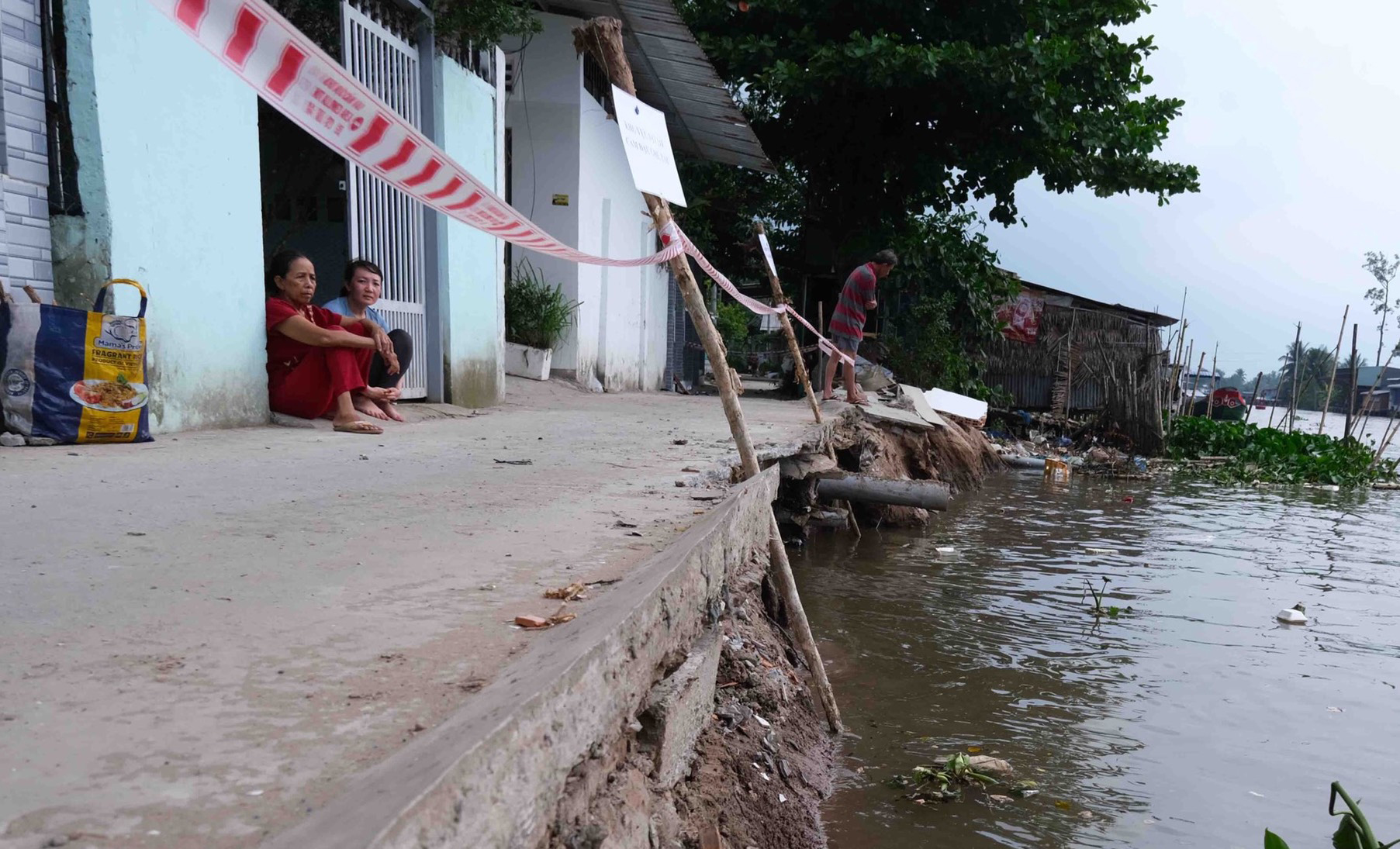 Khẩn trương ứng phó sạt lở - Ảnh 1.