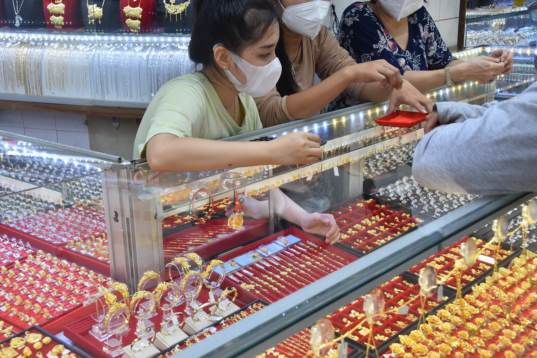 Giá vàng hôm nay 3-4: Sẽ còn giảm tiếp - Ảnh 1.