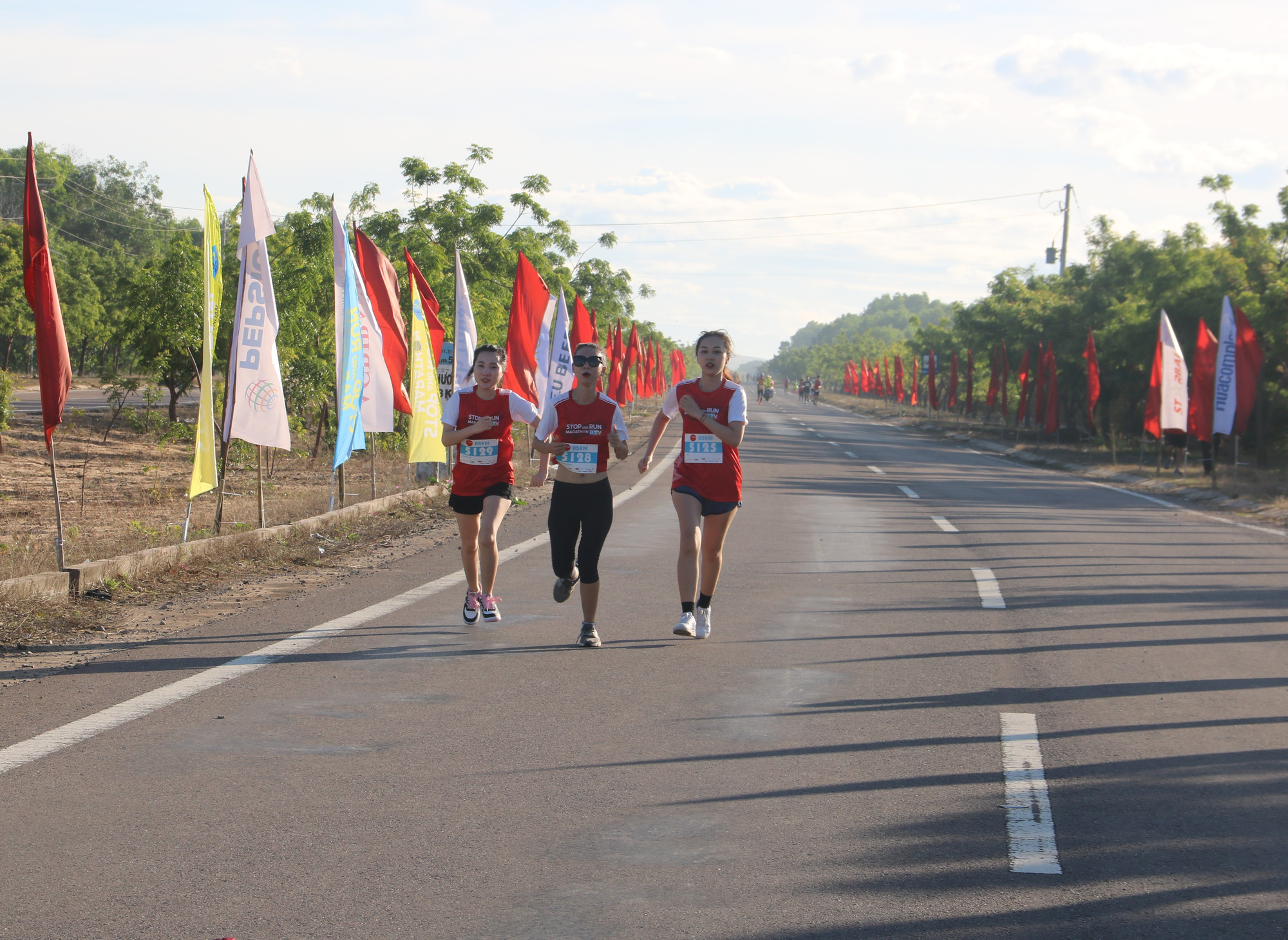 Gần 1.000 vận động viên tham gia giải marathon trên cung đường biển đẹp nhất Việt Nam - Ảnh 2.