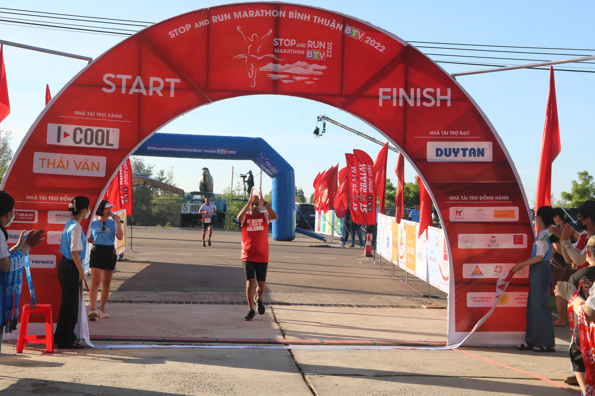 Gần 1.000 vận động viên tham gia giải marathon trên cung đường biển đẹp nhất Việt Nam - Ảnh 3.