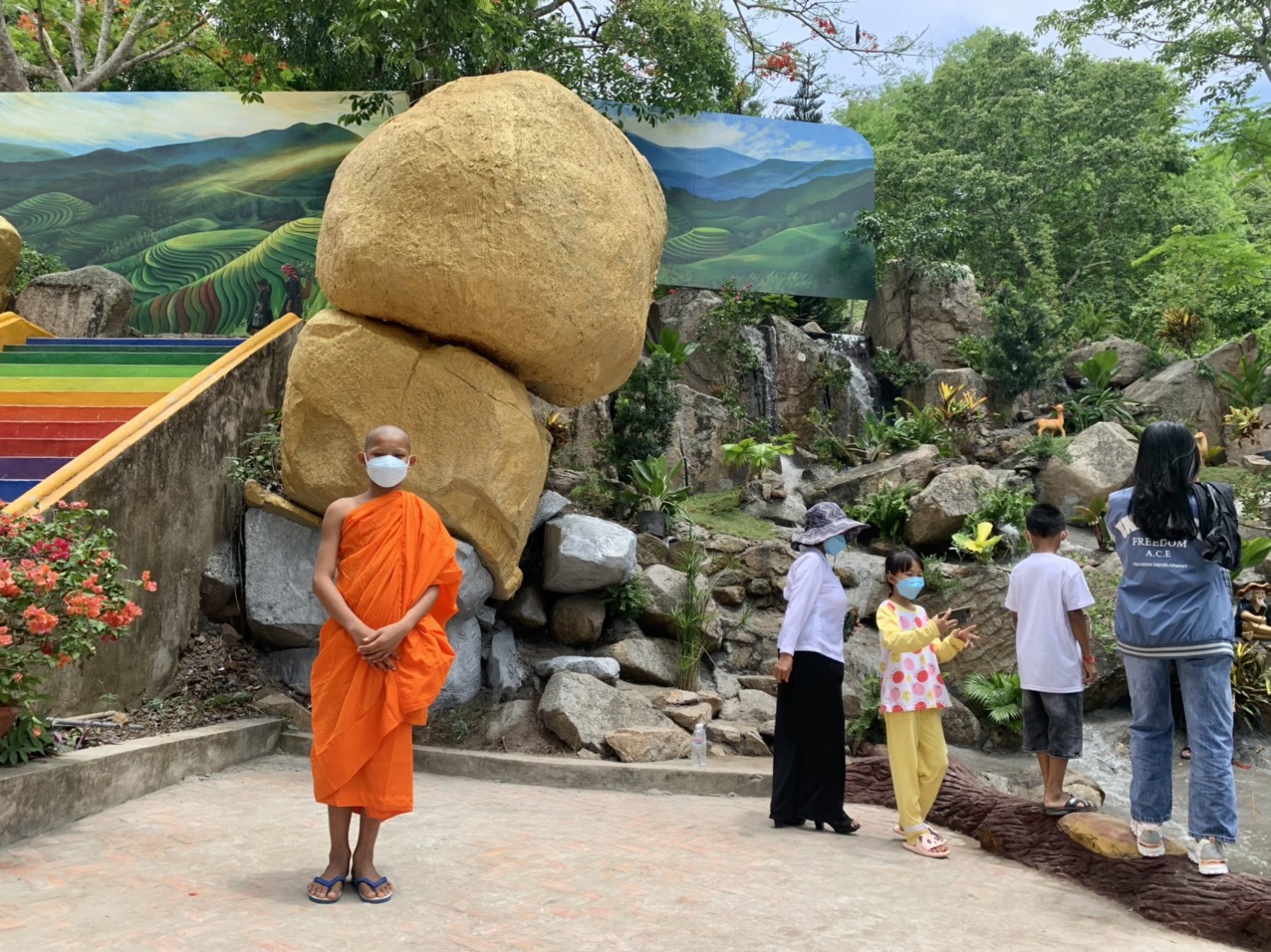 Đi Cáp treo Núi Sam check-in hòn đá vàng và nhiều công trình “độc, lạ” - Ảnh 1.