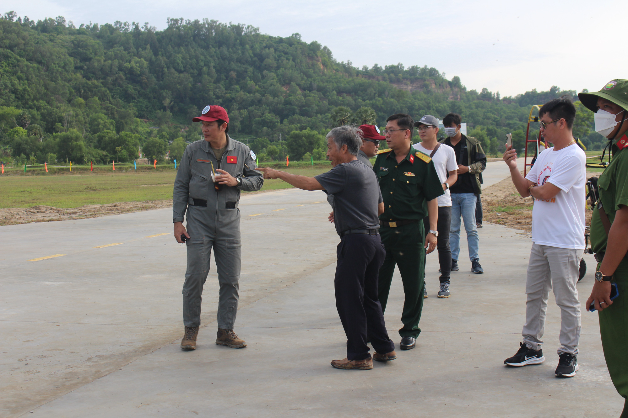 CLIP: 80 phi công bay trên Phụng Hoàng Sơn - Ảnh 7. CLIP: 80 phi công bay trên Phụng Hoàng Sơn - Ảnh 7.