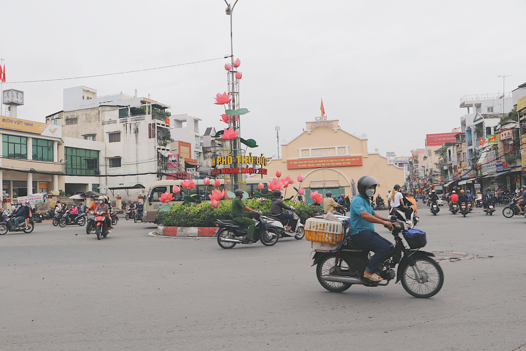 Dòng người xếp hàng dài vào tham quan Hội trường Thống nhất sáng 30-4 - Ảnh 12.