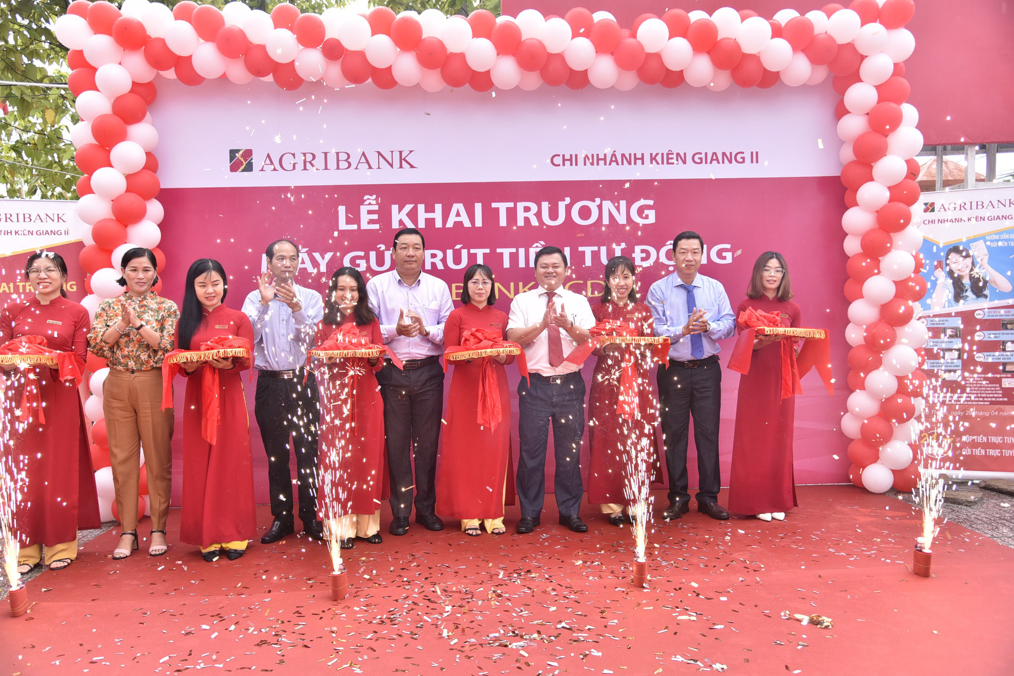 Agribank Kiên Giang II khai trương máy CDM tại huyện Châu Thành - Ảnh 2.