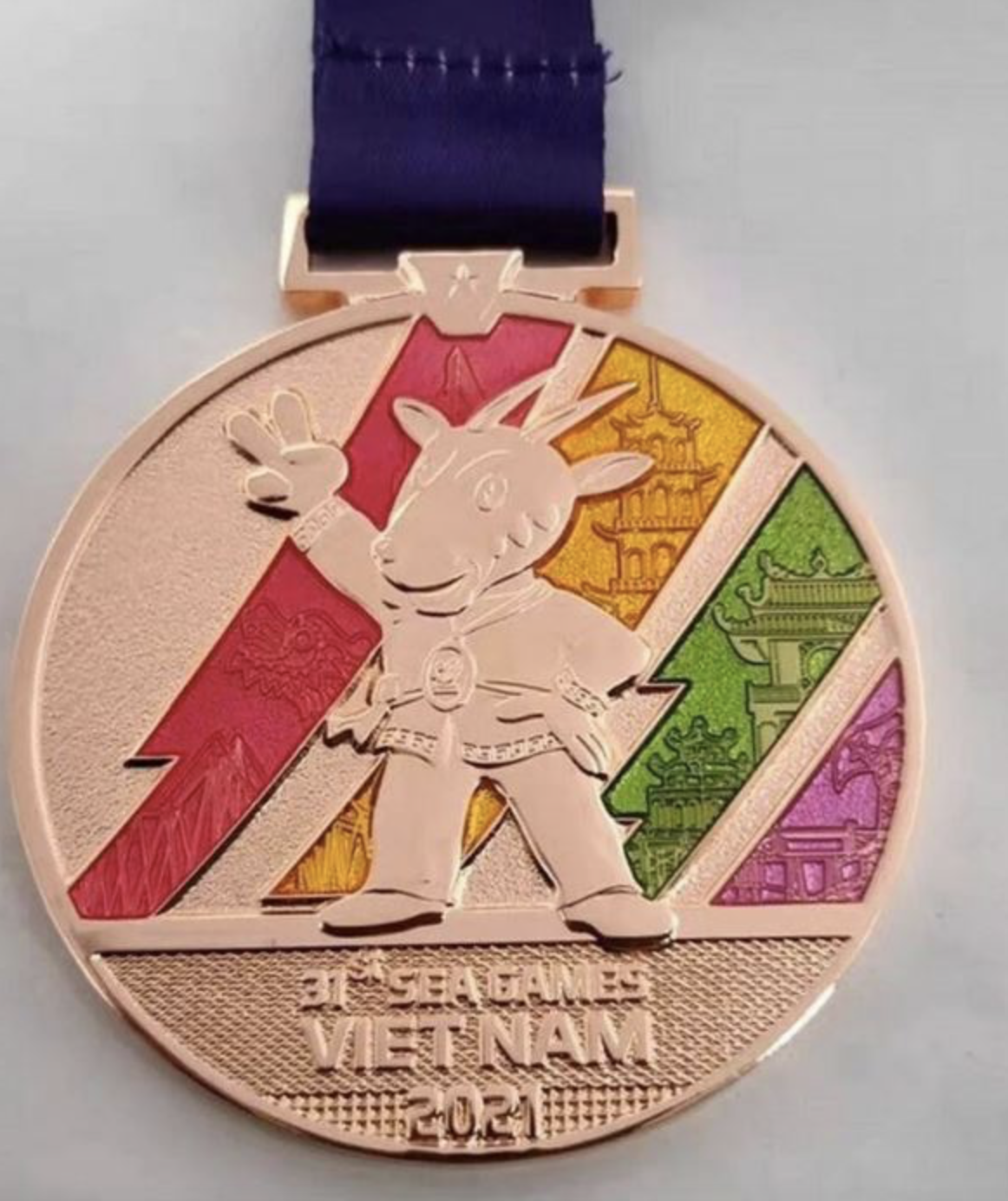 526 bộ huy chương mạ vàng cho nhà vô địch SEA Games 31 - Ảnh 2.