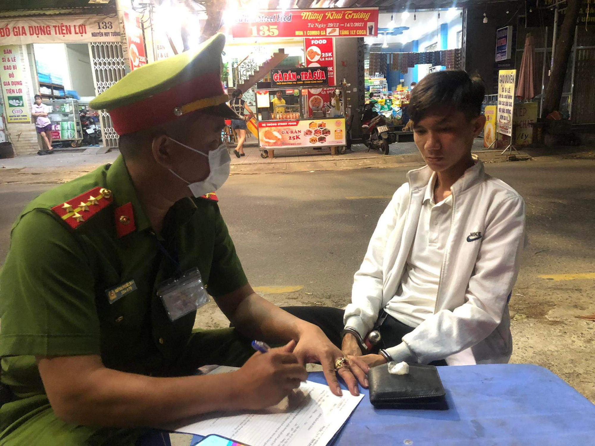 Bị bắt quả tang giấu ma túy, thợ cơ khí khai để trét tường - Ảnh 1. Bị bắt quả tang giấu ma túy, thợ cơ khí khai để trét tường - Ảnh 1.
