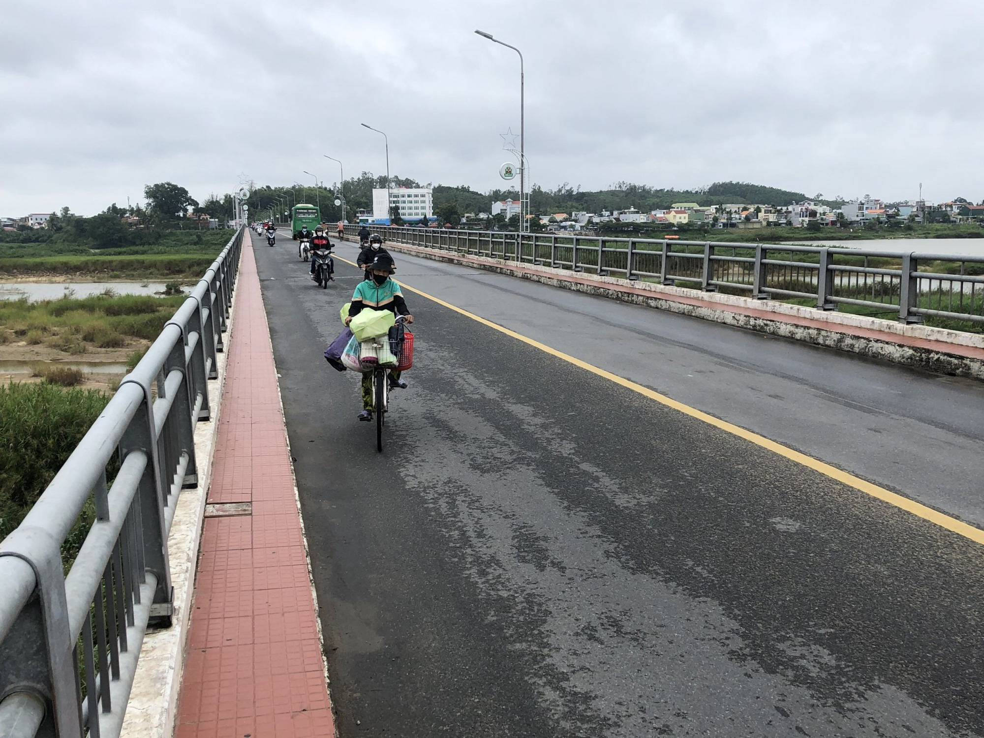 Quảng Ngãi: Cận cảnh cầu Trà Khúc 1 xuống cấp nghiêm trọng - Ảnh 3. Quảng Ngãi: Cận cảnh cầu Trà Khúc 1 xuống cấp nghiêm trọng - Ảnh 3.