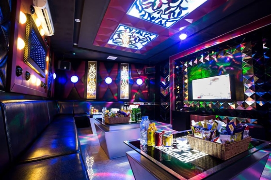 Hà Nội mở lại dịch vụ karaoke, massage, quán bar từ ngày 8-4 - Ảnh 1.