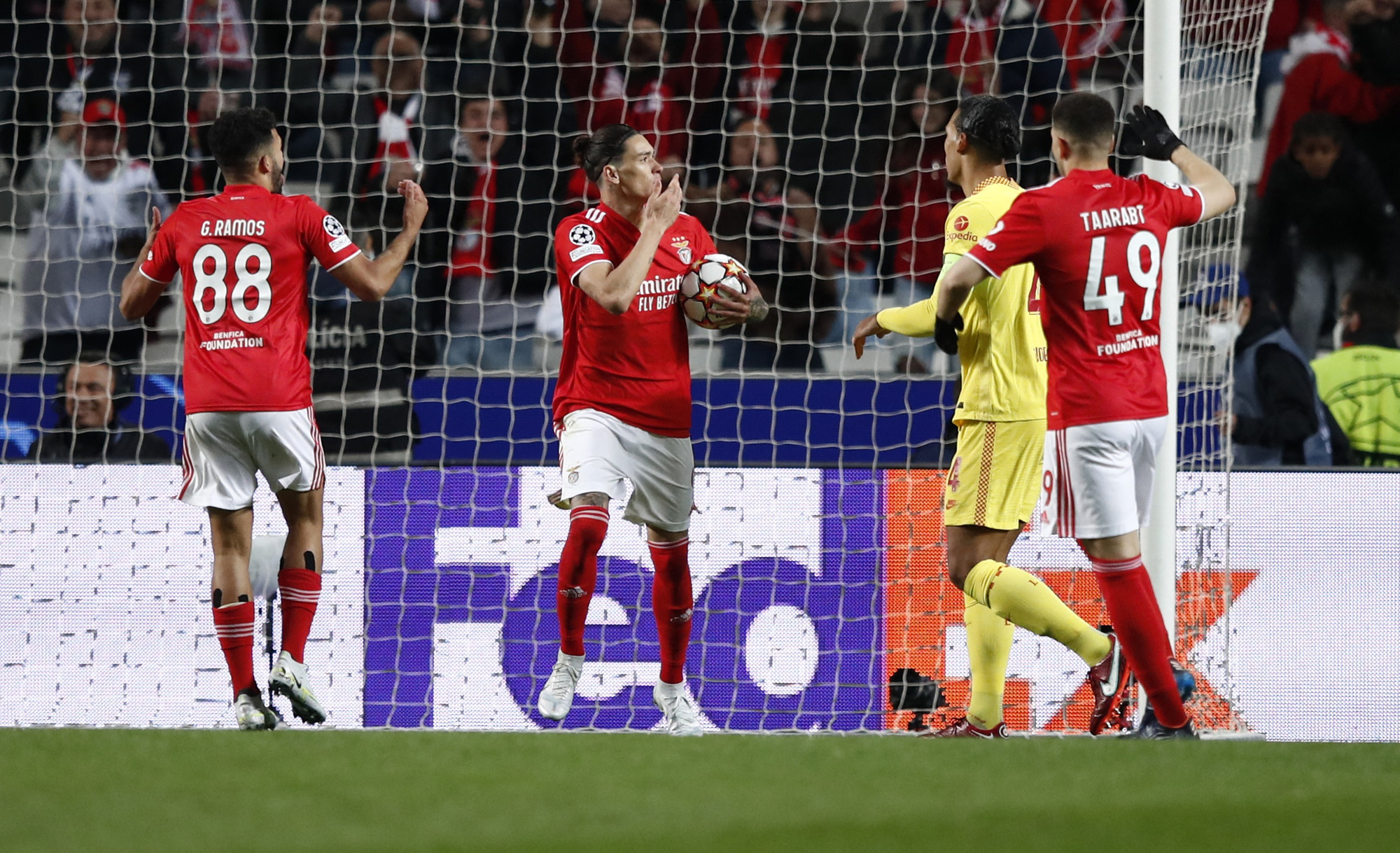 Tân binh lập công, Liverpool thắng vùi dập chủ nhà Benfica - Ảnh 4.