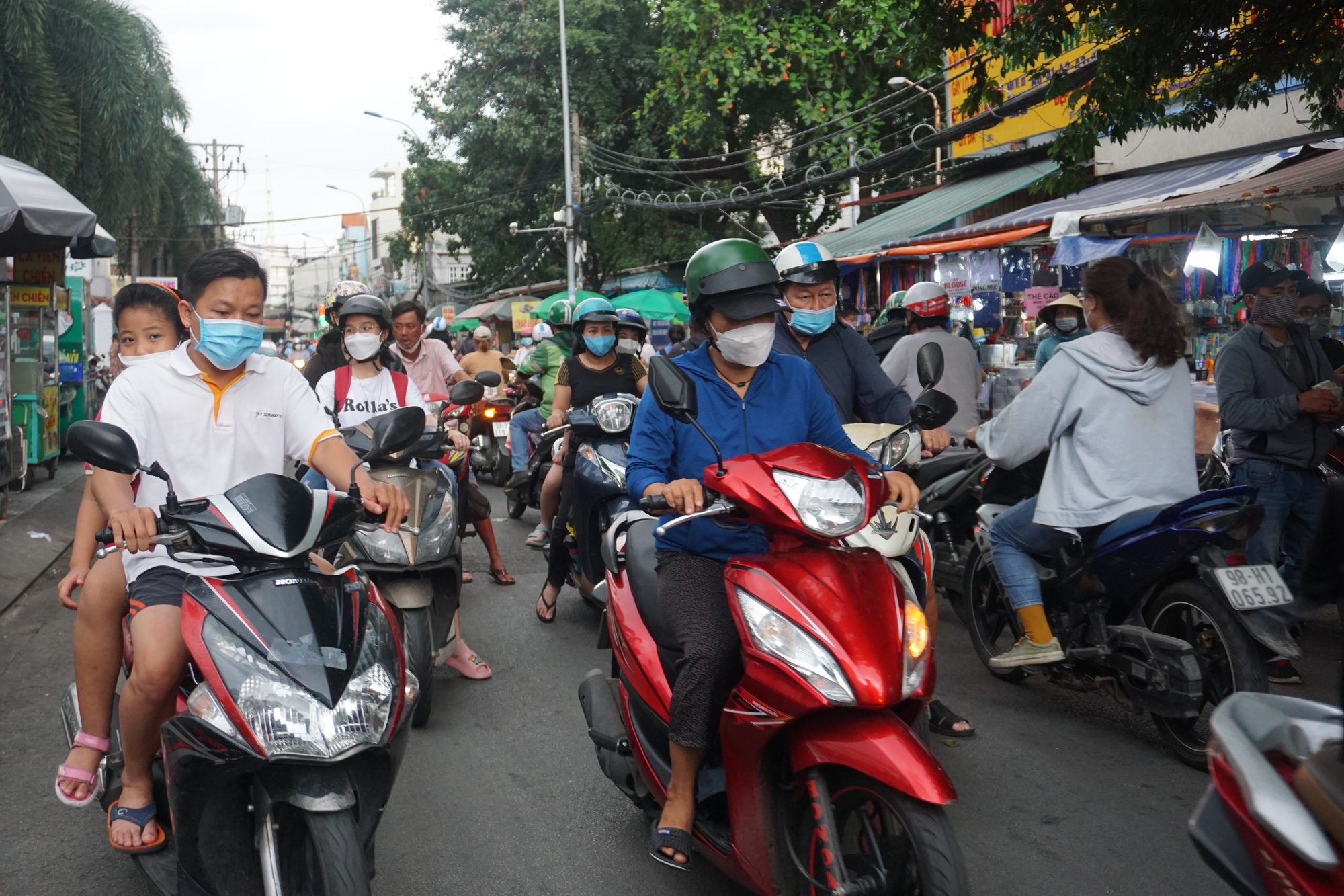 Cổng trường nhiều nơi bát nháo, lộn xộn giờ tan trường - Ảnh 13.