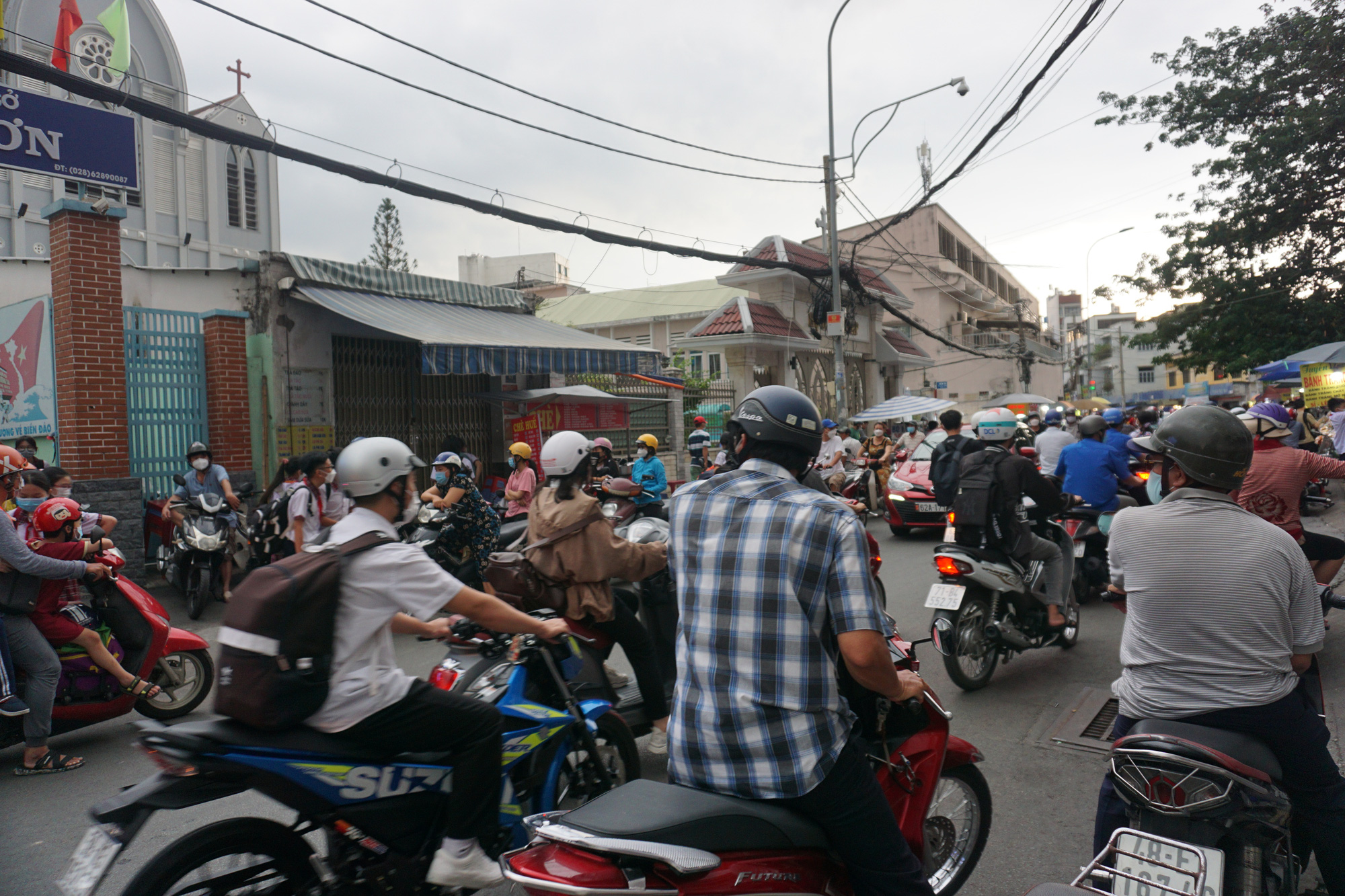 Cổng trường nhiều nơi bát nháo, lộn xộn giờ tan trường - Ảnh 10.