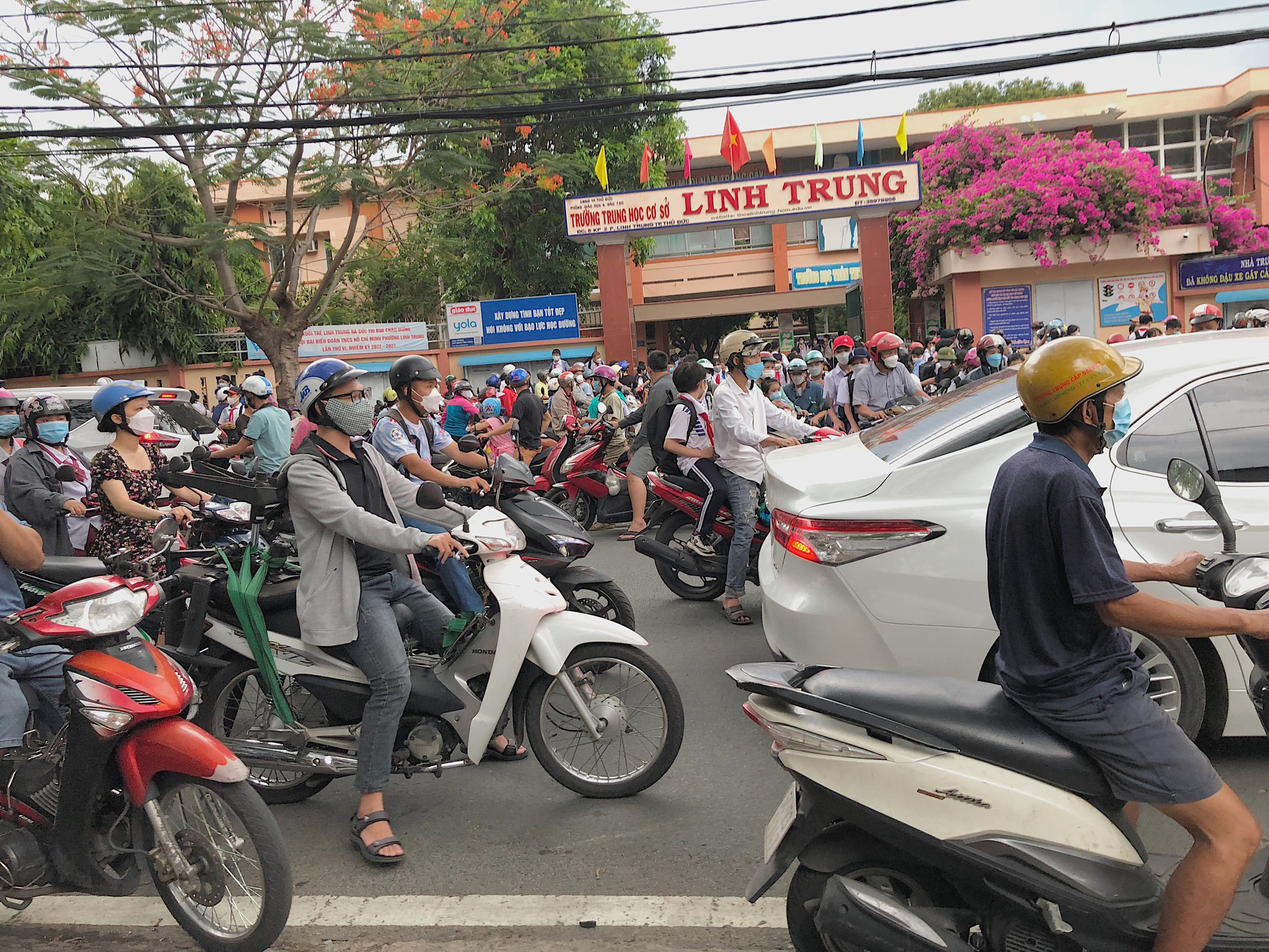 Cổng trường nhiều nơi bát nháo, lộn xộn giờ tan trường - Ảnh 5.