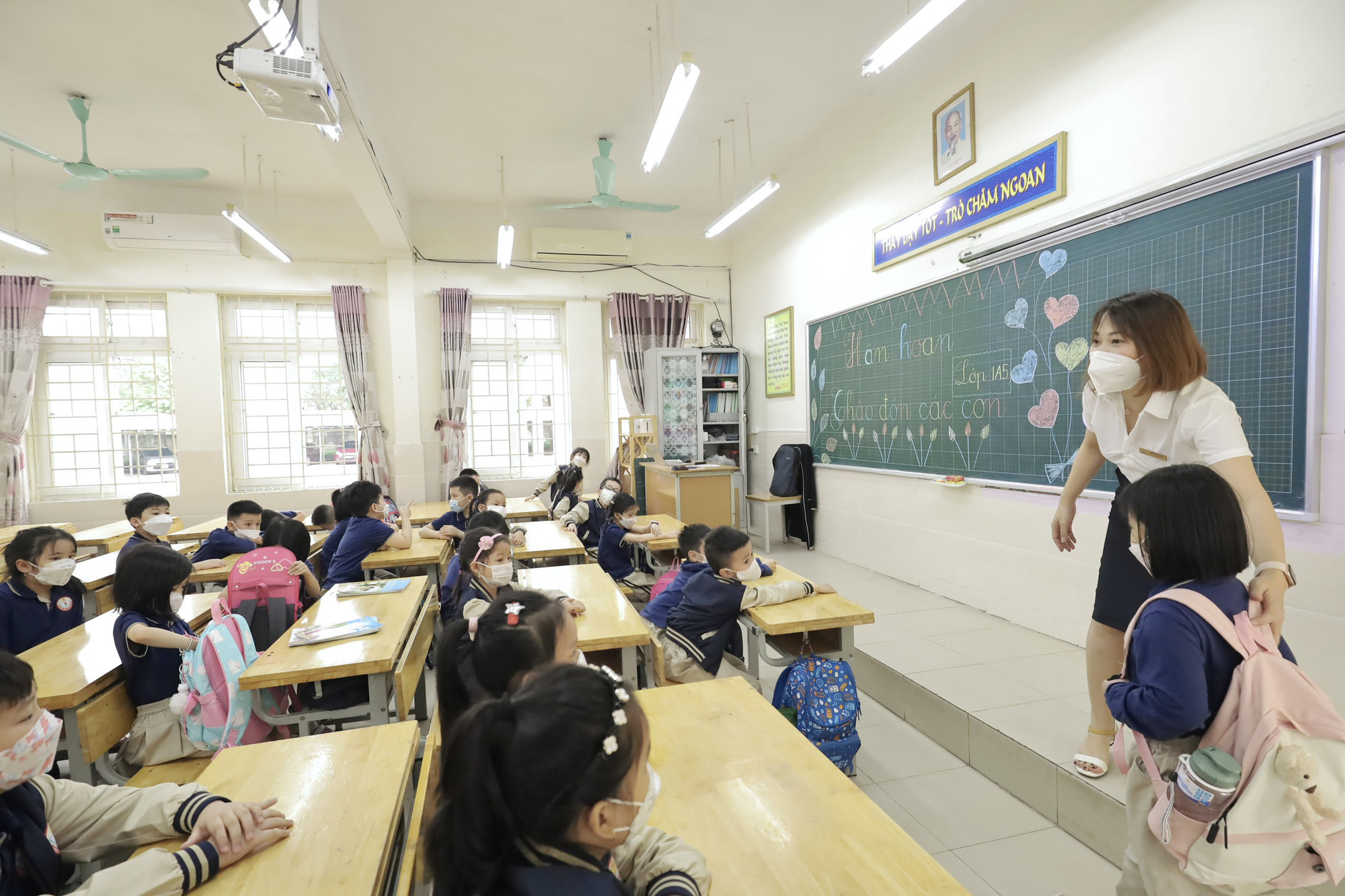 Hơn 1 triệu học sinh Hà Nội háo hức trong ngày đến trường sau thời gian dài học online - Ảnh 12.