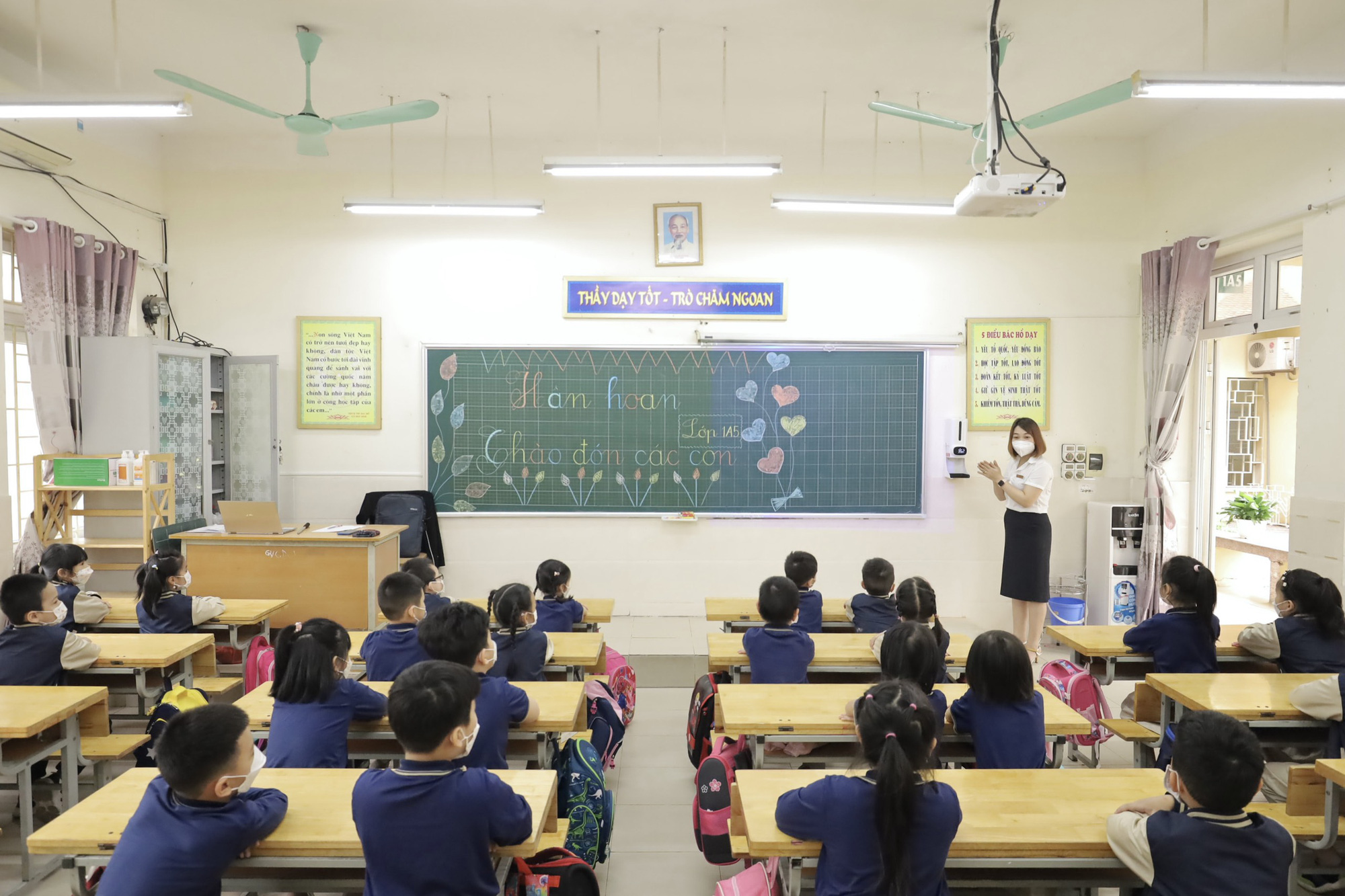 Hơn 1 triệu học sinh Hà Nội háo hức trong ngày đến trường sau thời gian dài học online - Ảnh 11.