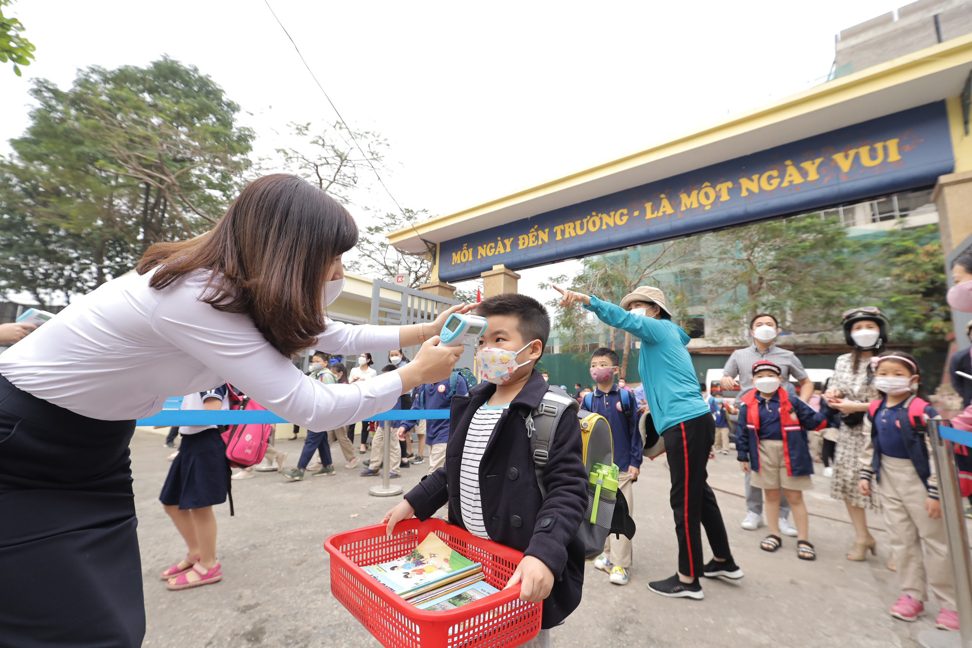 Hơn 1 triệu học sinh Hà Nội háo hức trong ngày đến trường sau thời gian dài học online - Ảnh 3.