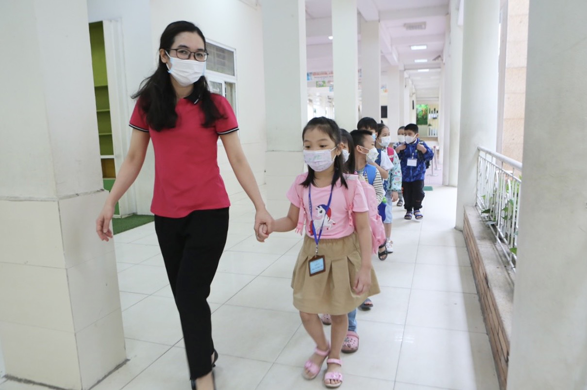 Hơn 1 triệu học sinh Hà Nội háo hức trong ngày đến trường sau thời gian dài học online - Ảnh 8.