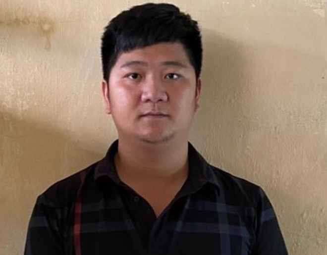Thanh niên cầm bộ đàm, xưng là công an chặn xe máy thu tiền người dân - Ảnh 1.