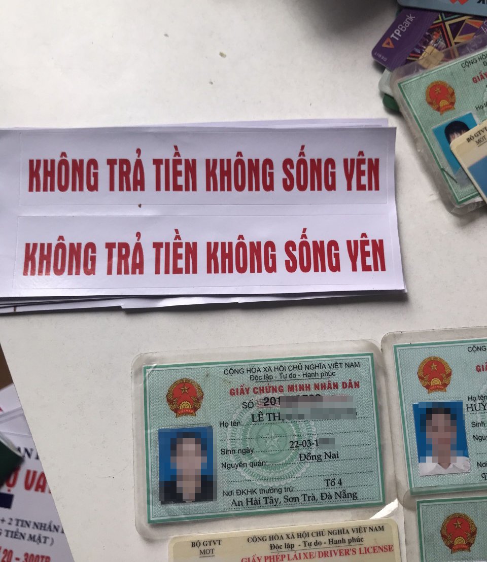 Nhóm cho vay dán giấy decal “Không trả tiền không sống yên” lên nhà con nợ - Ảnh 2.