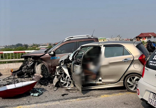 2 ôtô nát đầu sau tai nạn, một lái xe ngồi bất động trước vô lăng - Ảnh 1.
