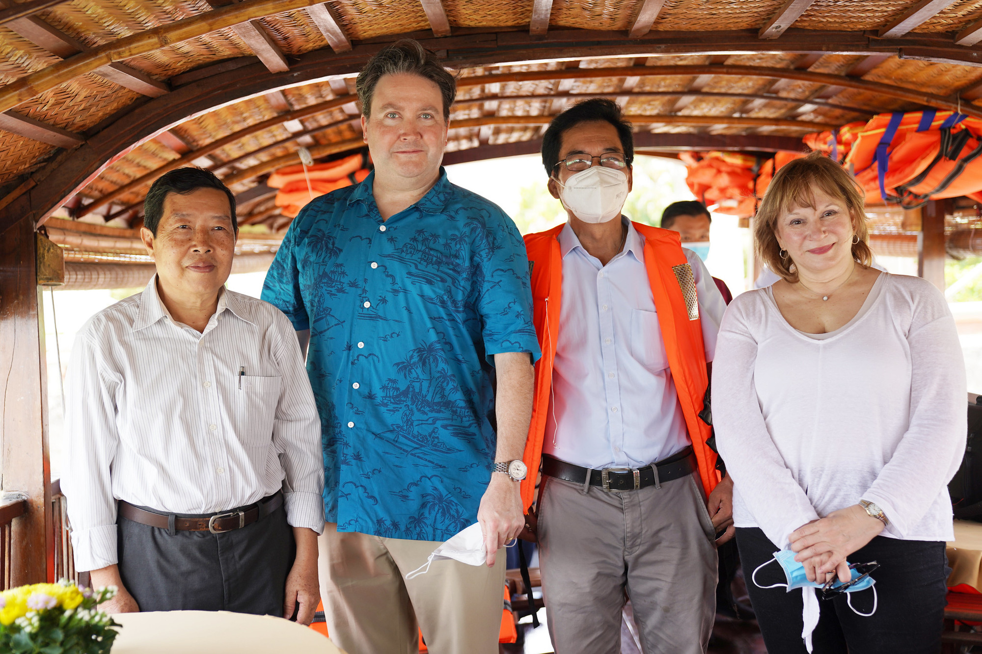 Đại sứ Mỹ tại Việt Nam Marc Knapper thăm Cần Thơ, đi thuyền trên sông Hậu - Ảnh 3.
