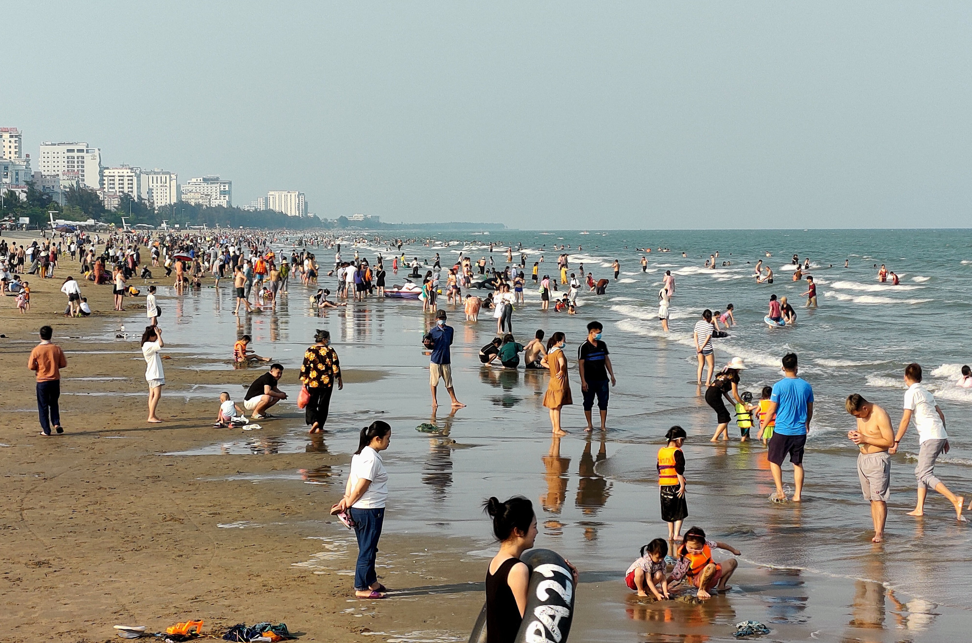 Hàng chục ngàn du khách đổ về biển Sầm Sơn - Ảnh 2.