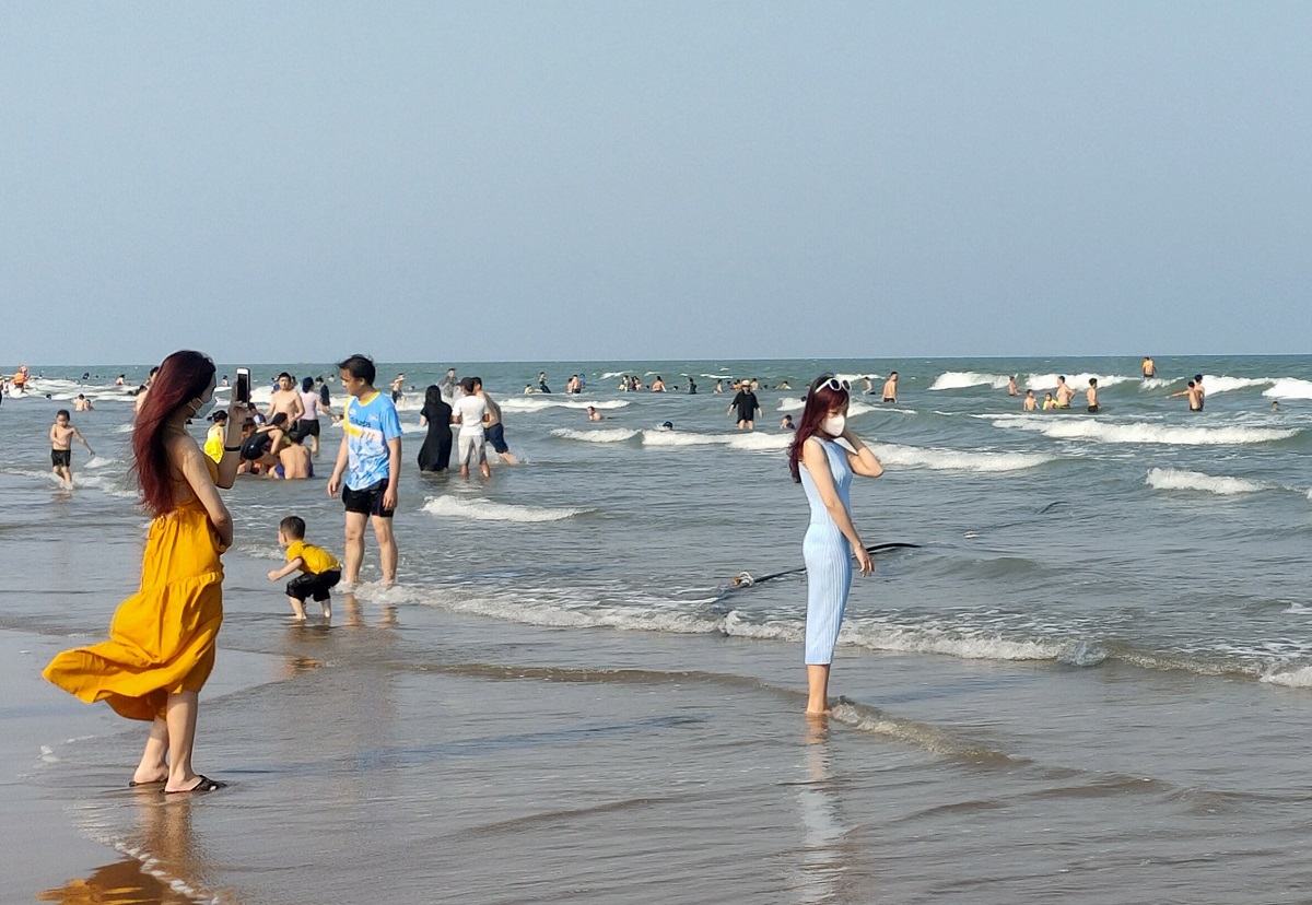 Hàng chục ngàn du khách đổ về biển Sầm Sơn - Ảnh 5.
