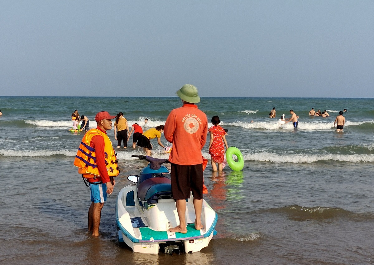 Hàng chục ngàn du khách đổ về biển Sầm Sơn - Ảnh 10.