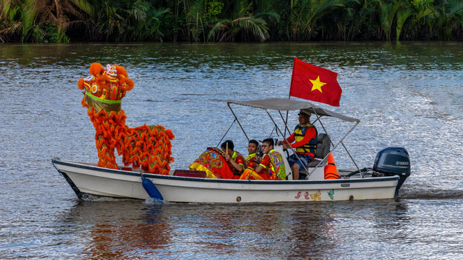 Cuộc thi ảnh Thiêng liêng cờ Tổ quốc: Hồn thiêng sông núi - Ảnh 5.