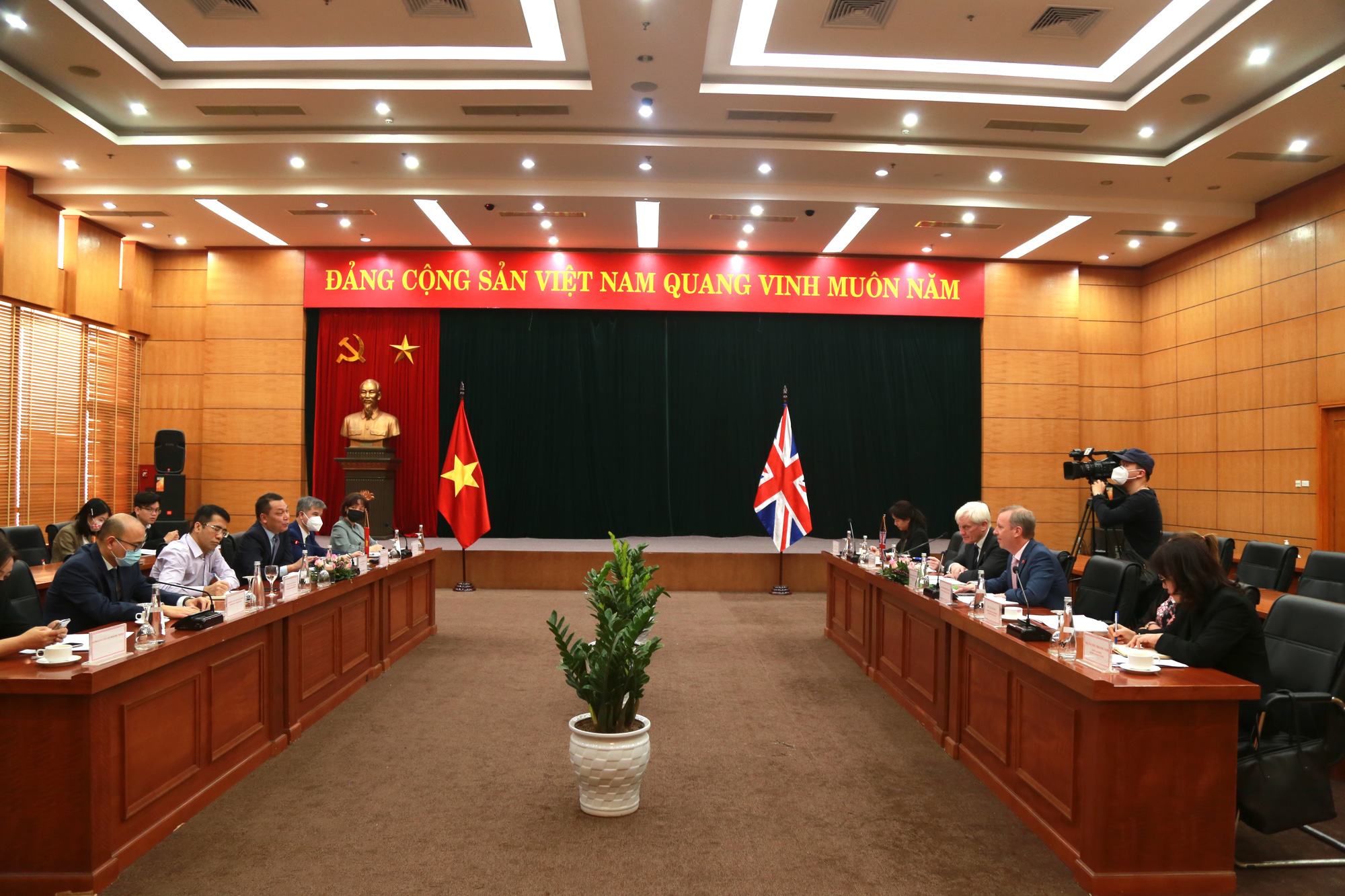 Hoạt động dày đặc của Đặc phái viên Thương mại Thủ tướng Anh tại Việt Nam - Ảnh 1.