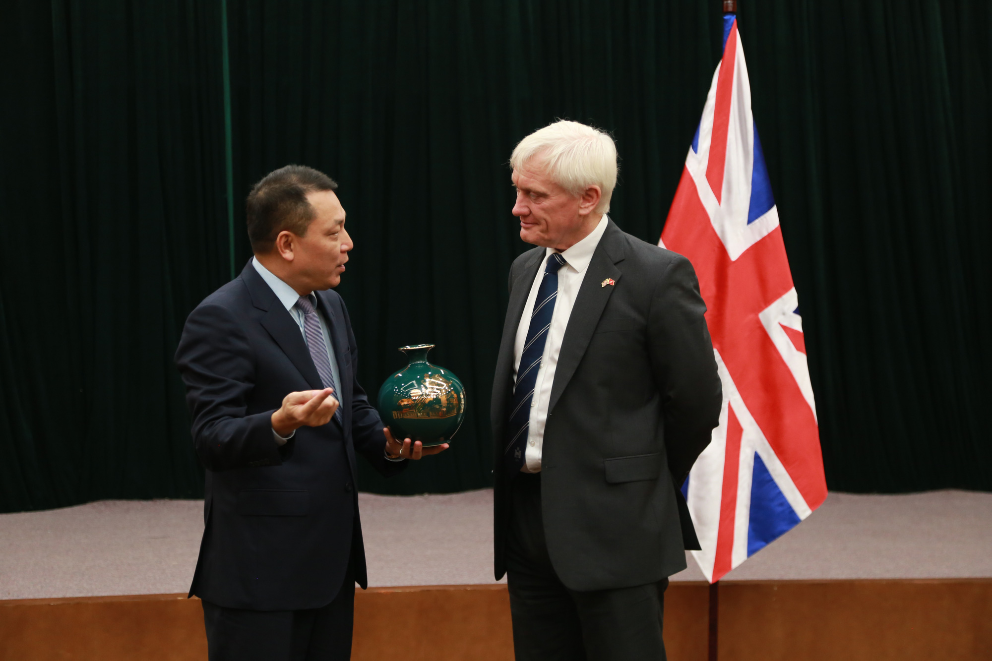 Hoạt động dày đặc của Đặc phái viên Thương mại Thủ tướng Anh tại Việt Nam - Ảnh 2.
