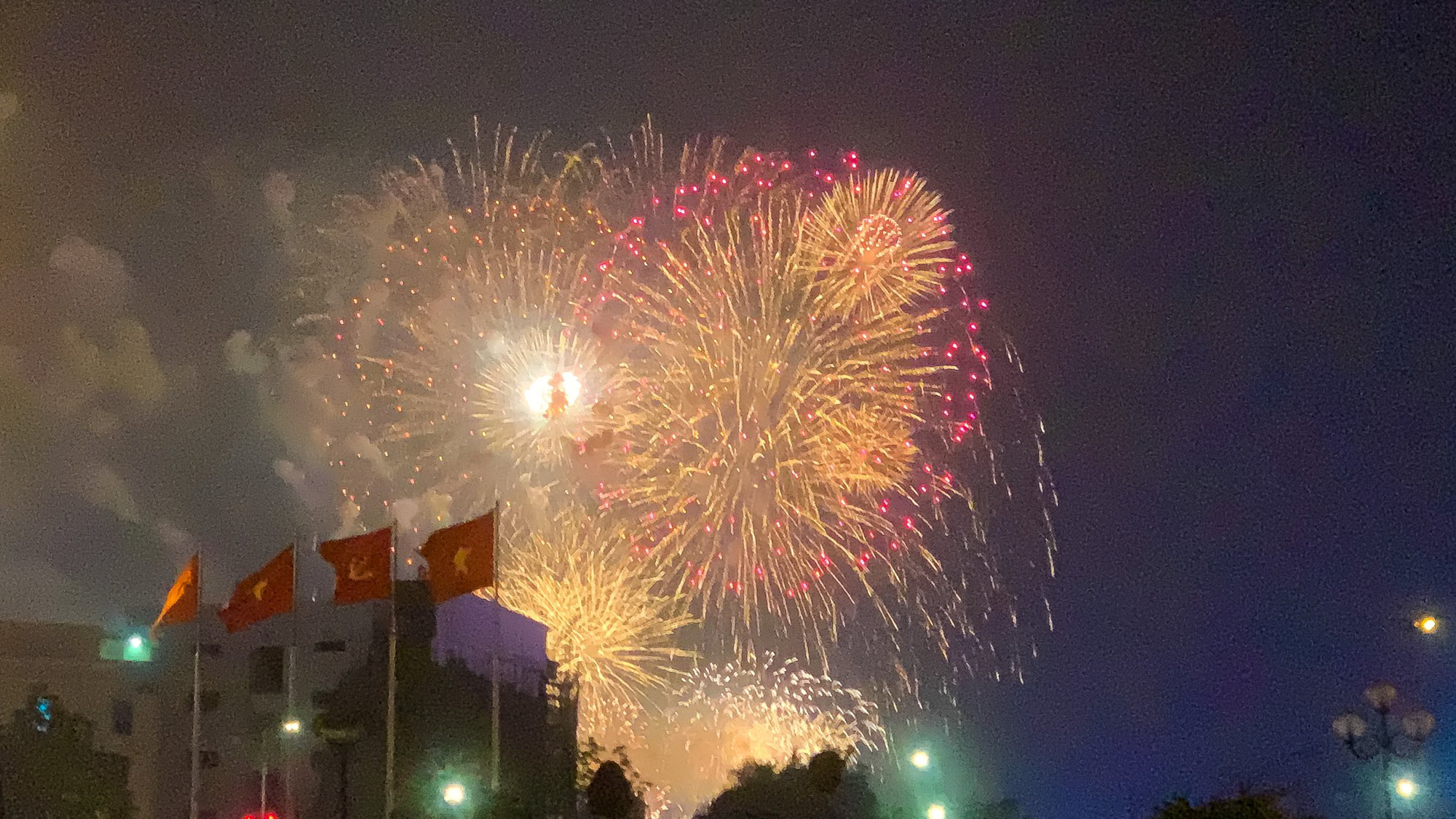 CLIP: Biển người đổ về xem pháo hoa tại lễ hội Đền Hùng - Ảnh 4.