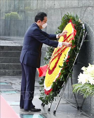 Thủ tướng Nhật Bản Kishida Fumio viếng Chủ tịch Hồ Chí Minh - Ảnh 4.