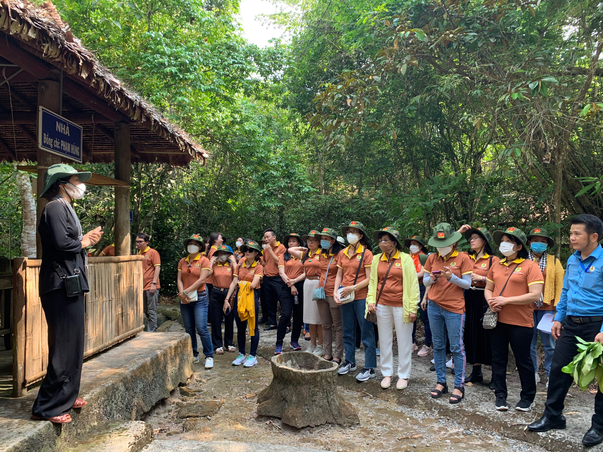 Lá trung quân nhắc một thời hào hùng - Ảnh 1. Lá trung quân nhắc một thời hào hùng - Ảnh 1.