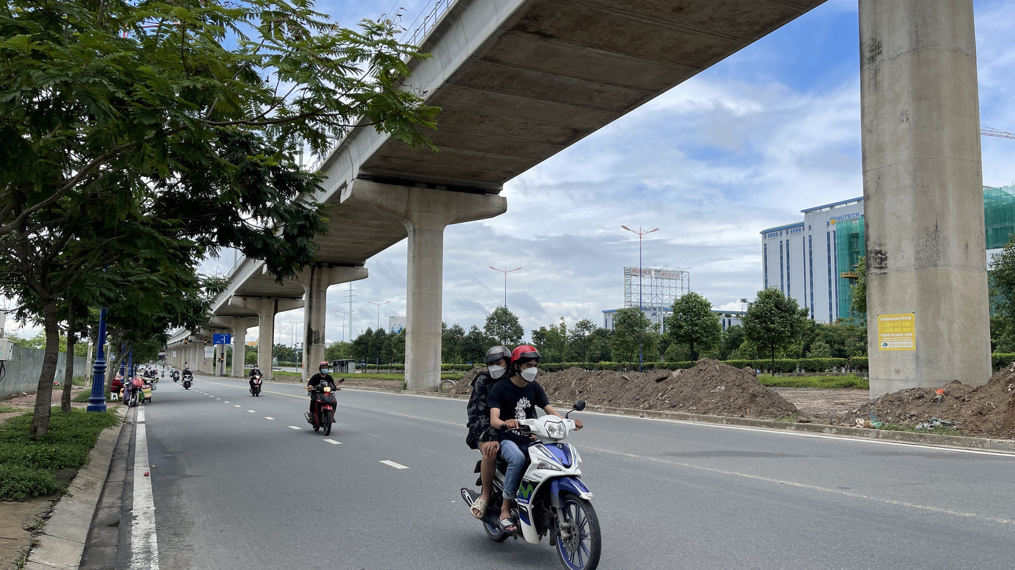 Hãy khám phá những cảnh đẹp của giao thông đường phía Đông với những dòng xe lưu thông rất đặc sắc. Những cảnh quan núi non ngập tràn sinh khí, những buổi tối sôi động và nhiều trải nghiệm thú vị đang chờ bạn khám phá.