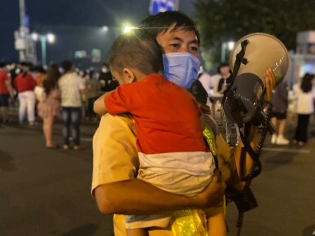 Bé trai 2 tuổi lạc mẹ trong đêm pháo hoa ở TP HCM - Ảnh 1.