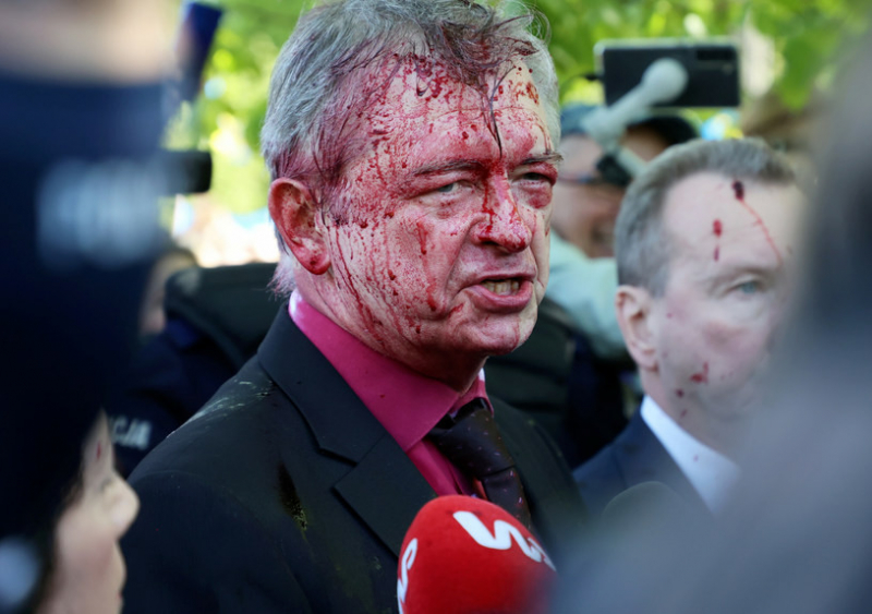 Ba Lan lên tiếng vụ Đại sứ Nga bị tạt sơn đỏ ngay tại Warszawa - Ảnh 1.