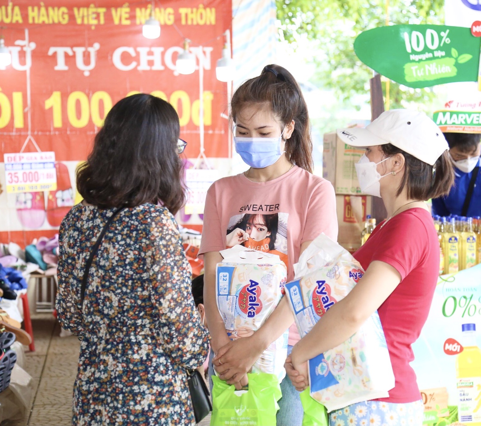 Nutifood phối hợp quỹ phát triển tài năng Việt trao hàng ngàn quà tặng cho công nhân Bình Dương - Ảnh 2.
