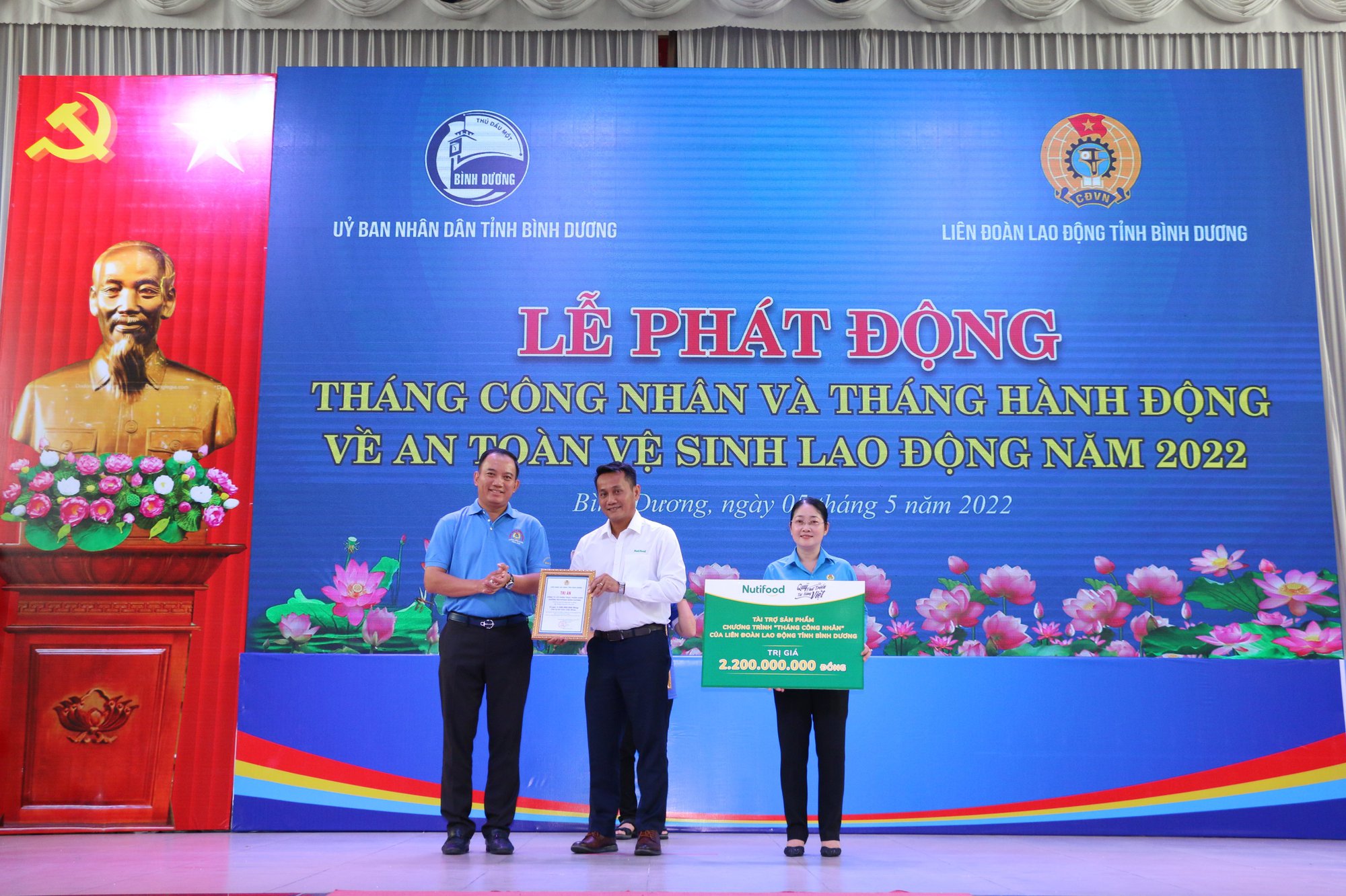 Nutifood phối hợp quỹ phát triển tài năng Việt trao hàng ngàn quà tặng cho công nhân Bình Dương - Ảnh 1.