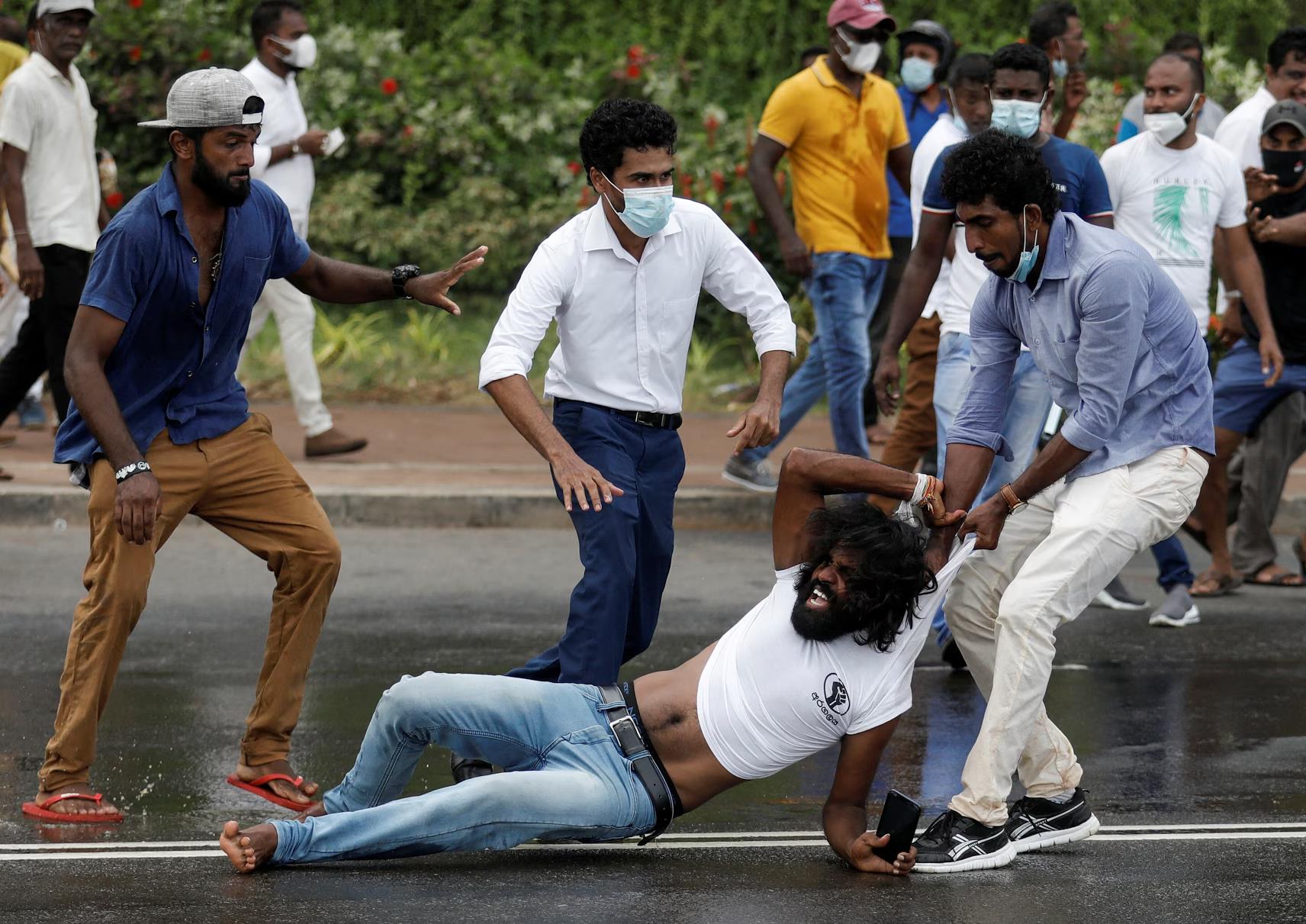 Sri Lanka was in chaos, parliamentarian suspected of suicide after shooting two people dead - Photo 1.