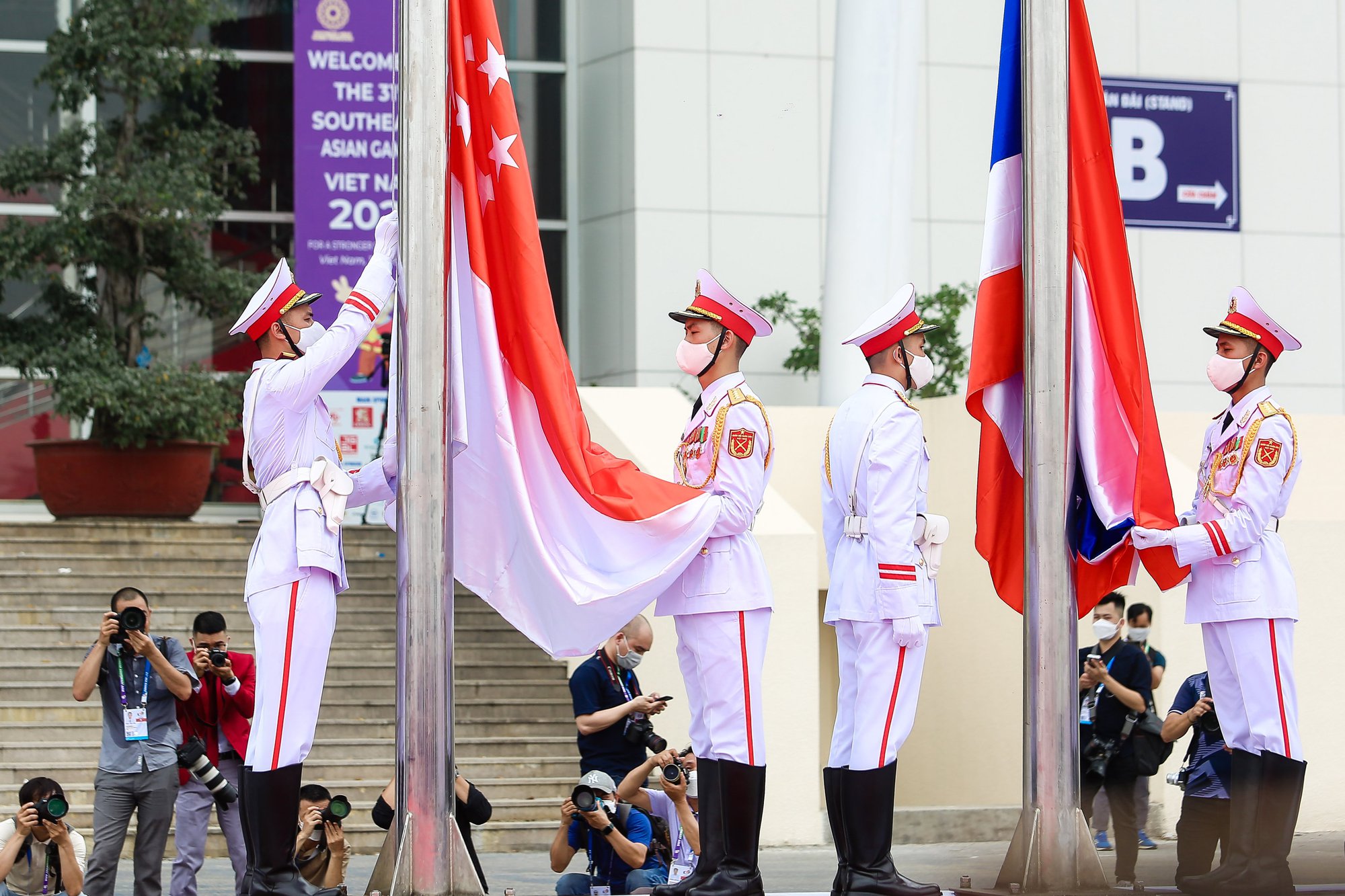 Quốc kỳ 11 quốc gia tung bay tại SEA Games 31 - Ảnh 14.