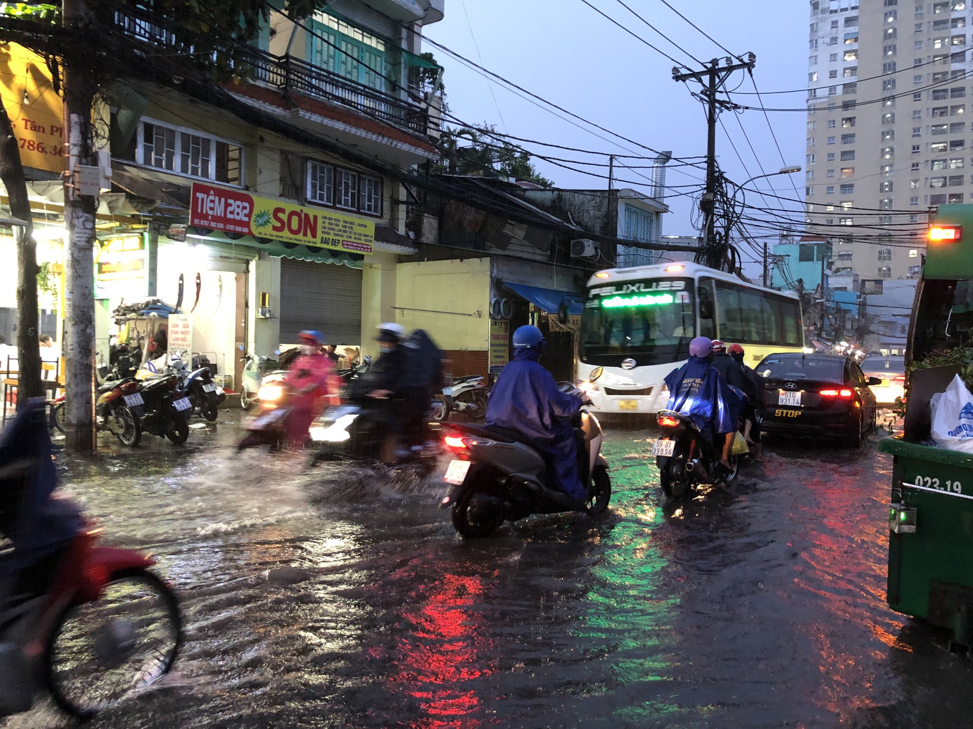 TP HCM: Mưa lớn vào giờ tan tầm, người dân vất vả về nhà - Ảnh 3.