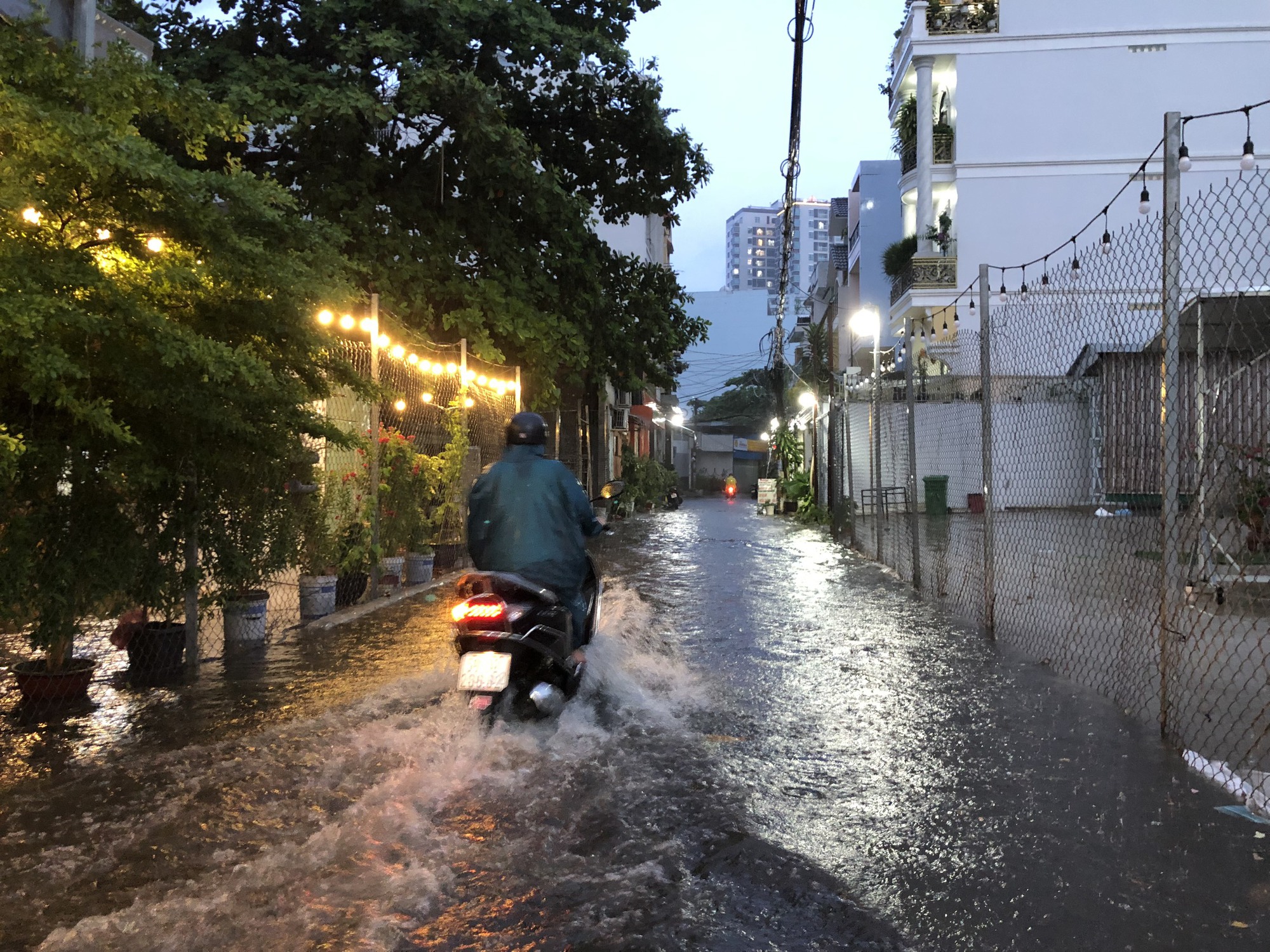 TP HCM: Mưa lớn vào giờ tan tầm, người dân vất vả về nhà - Ảnh 2.