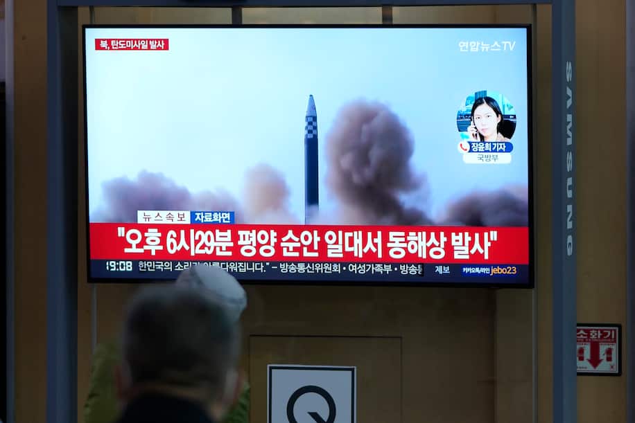 Just declared an emergency, North Korea launched 3 ballistic missiles in a row - Photo 1.